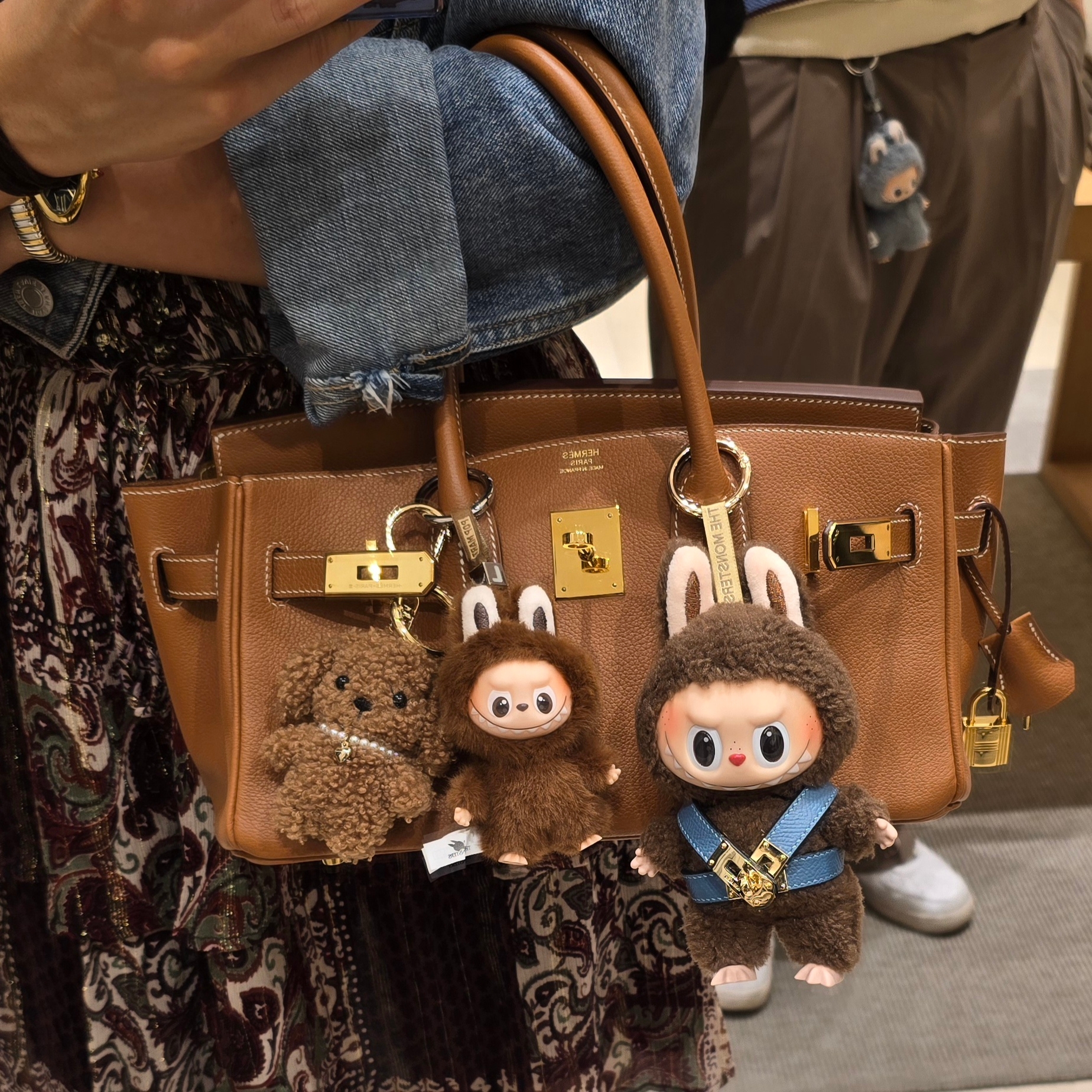Pop Mart Labubu The Monsters Labubu Tasty Macarons Series Chestnut Cocoa Keyring (Opened Case), Pop Mart Labubu The Monsters Pin For Love Series Vinyl Plush Pendant (A-M) L (Opened Case) 착용 스타일 - 1