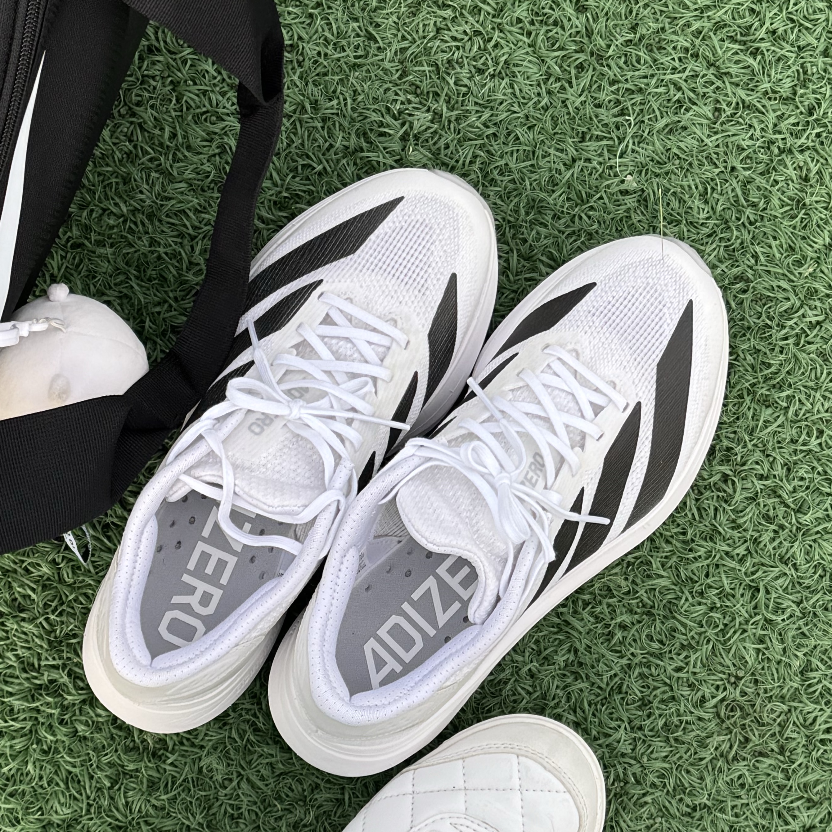 (W) Adidas Adizero SL2 Cloud White Core Black, Nike Brasilia 9.5 Training Duffle Bag Extra Small 25L Black 착용 스타일 - 1