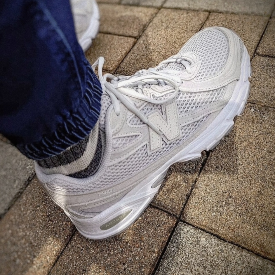 New Balance 740v2 Grey Reflection 착용 스타일
