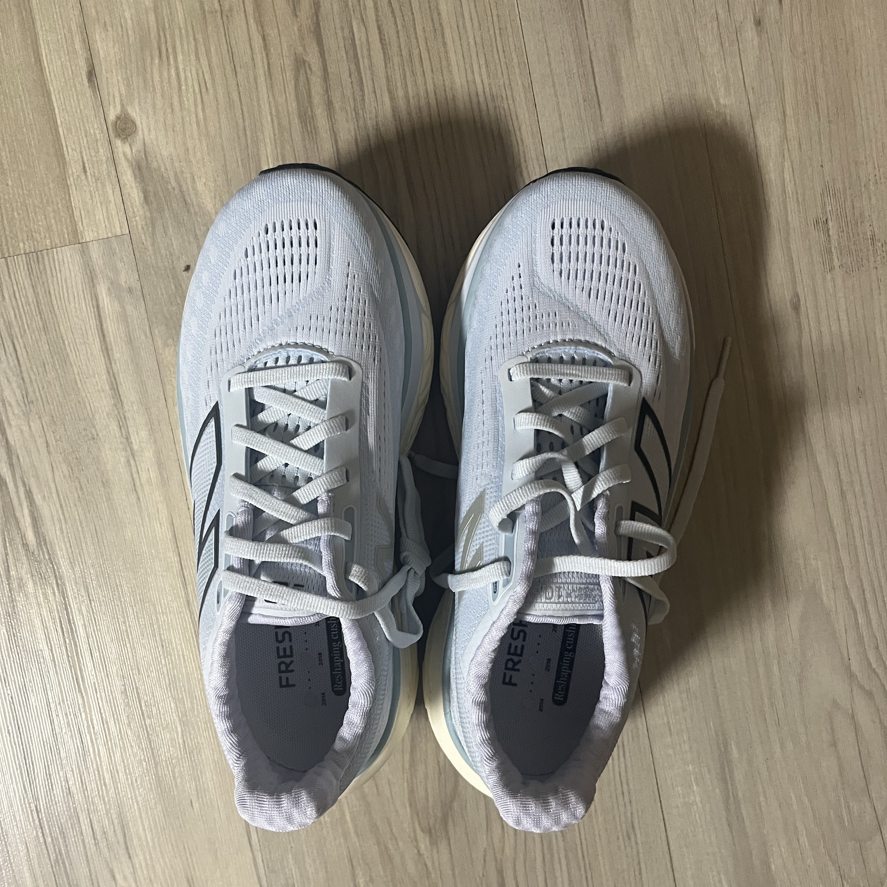 (W) New Balance Fresh Foam X 1080v14 Ice Blue Light Chrome Blue - D Wide 착용 스타일