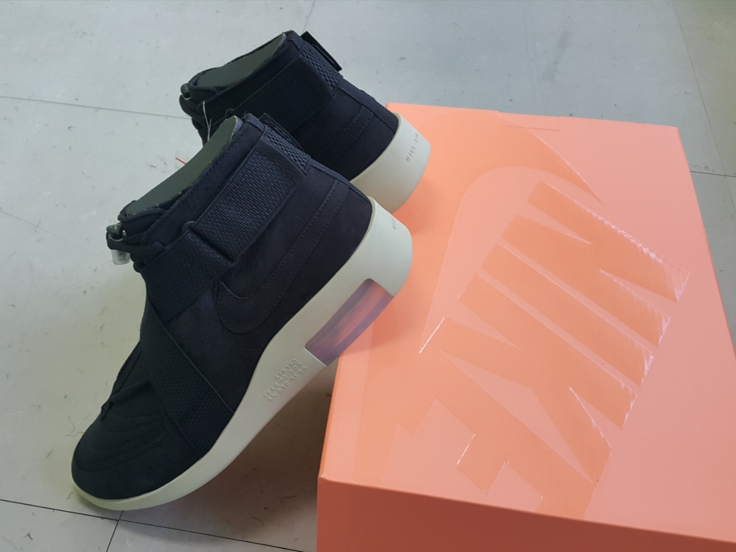 Nike x Fear of God Air Fear of God Raid Black 착용 스타일 - 2