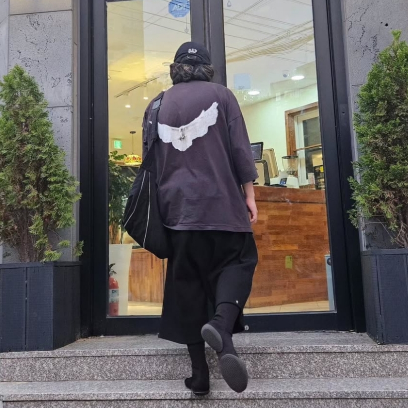 Yeezy YZY Pods Black 착용 스타일