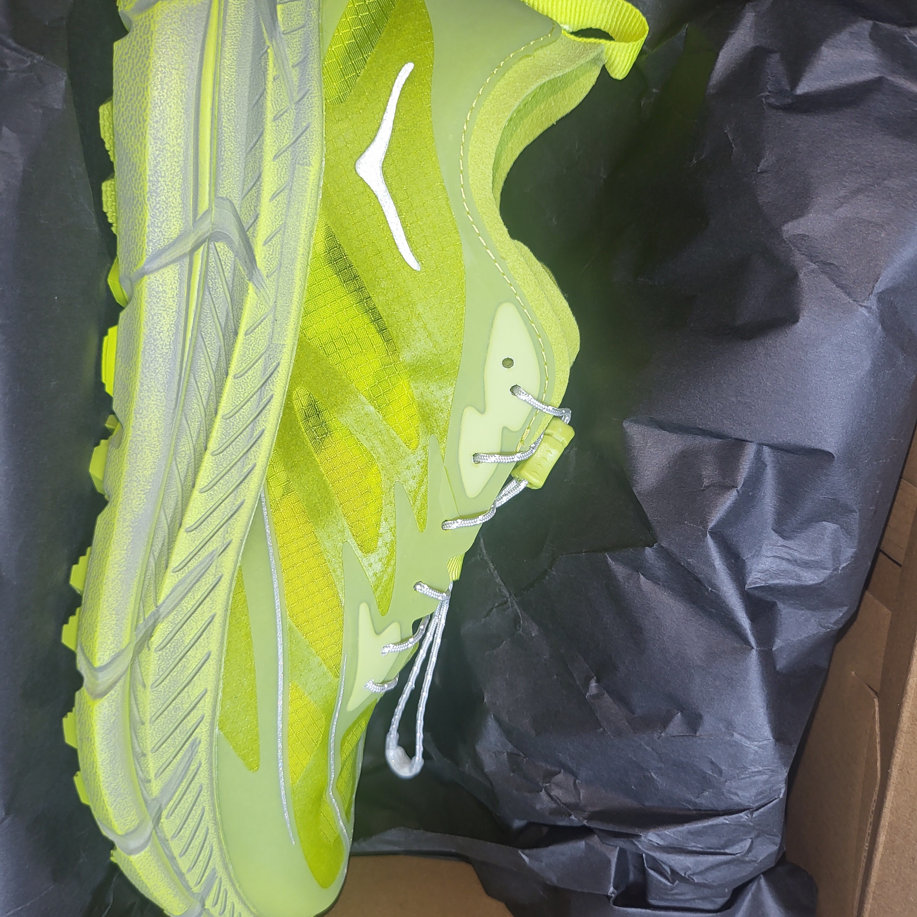 Hoka x Satisfy Mafate Speed 4 Lite Sulfur 착용 스타일