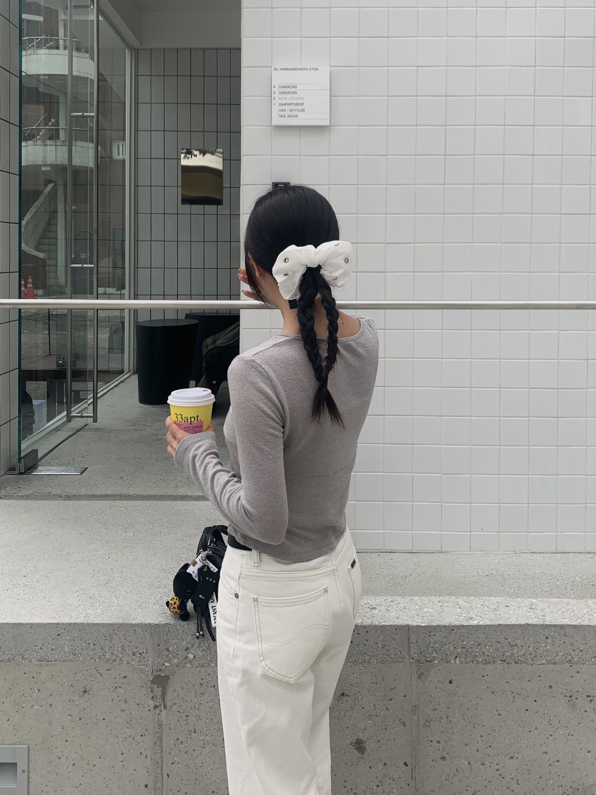 [KREAM 단독] Vacant Archive Eyelet Scrunchie White, [KREAM 단독] Vacant Archive Eyelet Scrunchie Black 착용 스타일 - 1