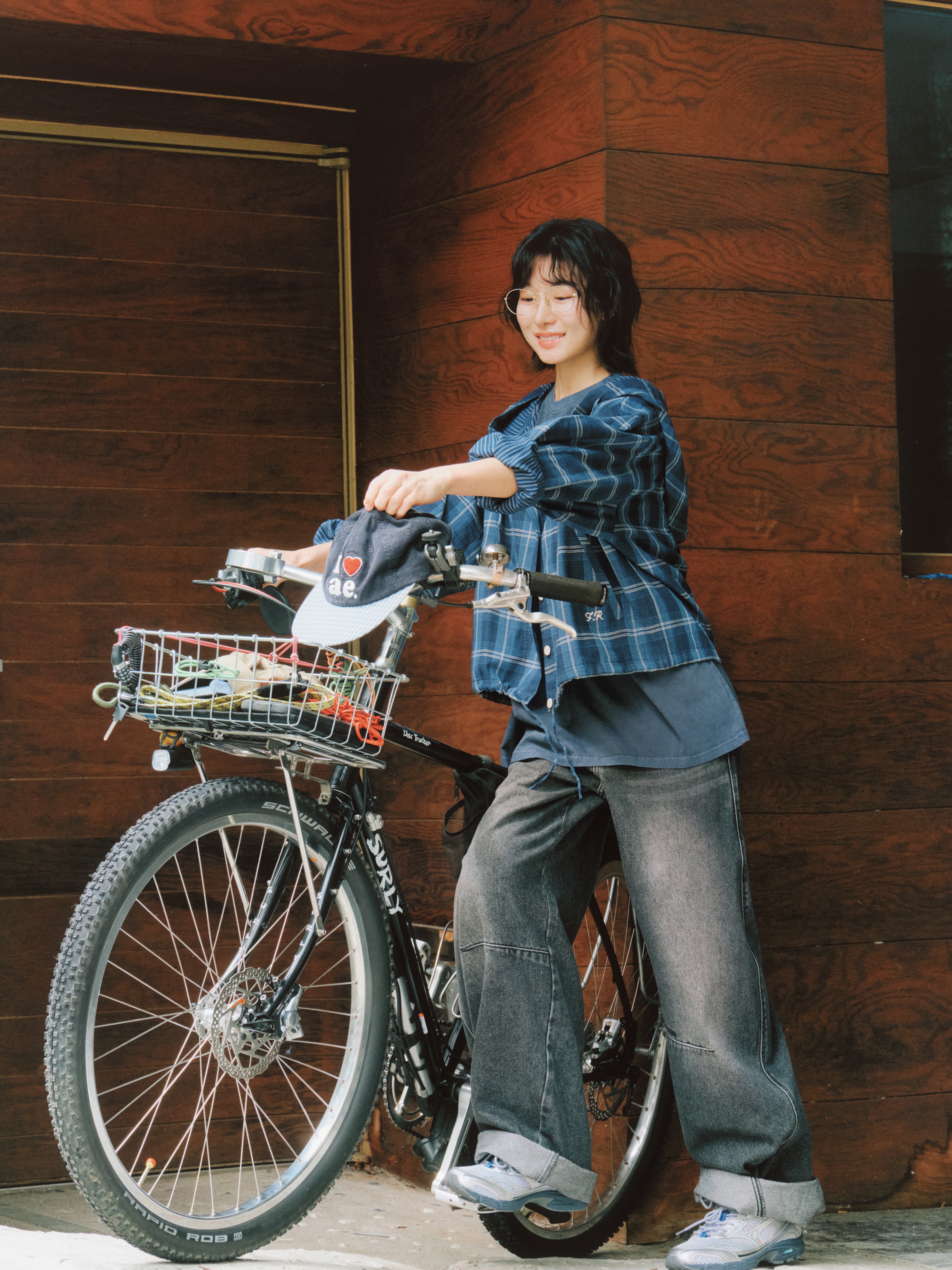 FRITUR Check Hoody Shirt Blue, AEAE Check Ball Cap Navy 착용 스타일 - 2