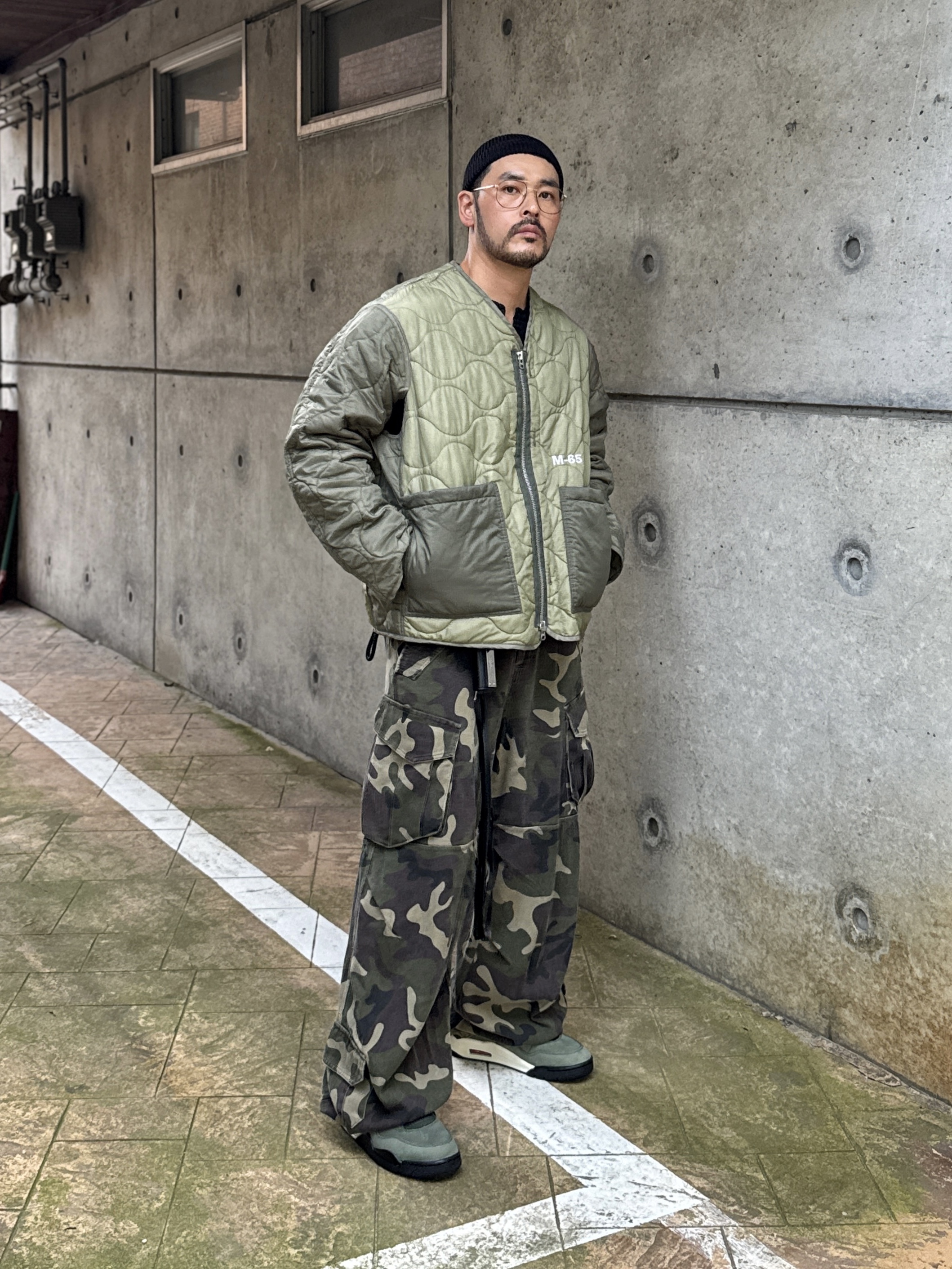 Jordan 4 x Undefeated Retro OG SP Deep Green and Clementine, Flavorism VTG Washed Cargo Pants Washed Camo 착용 스타일 - 2