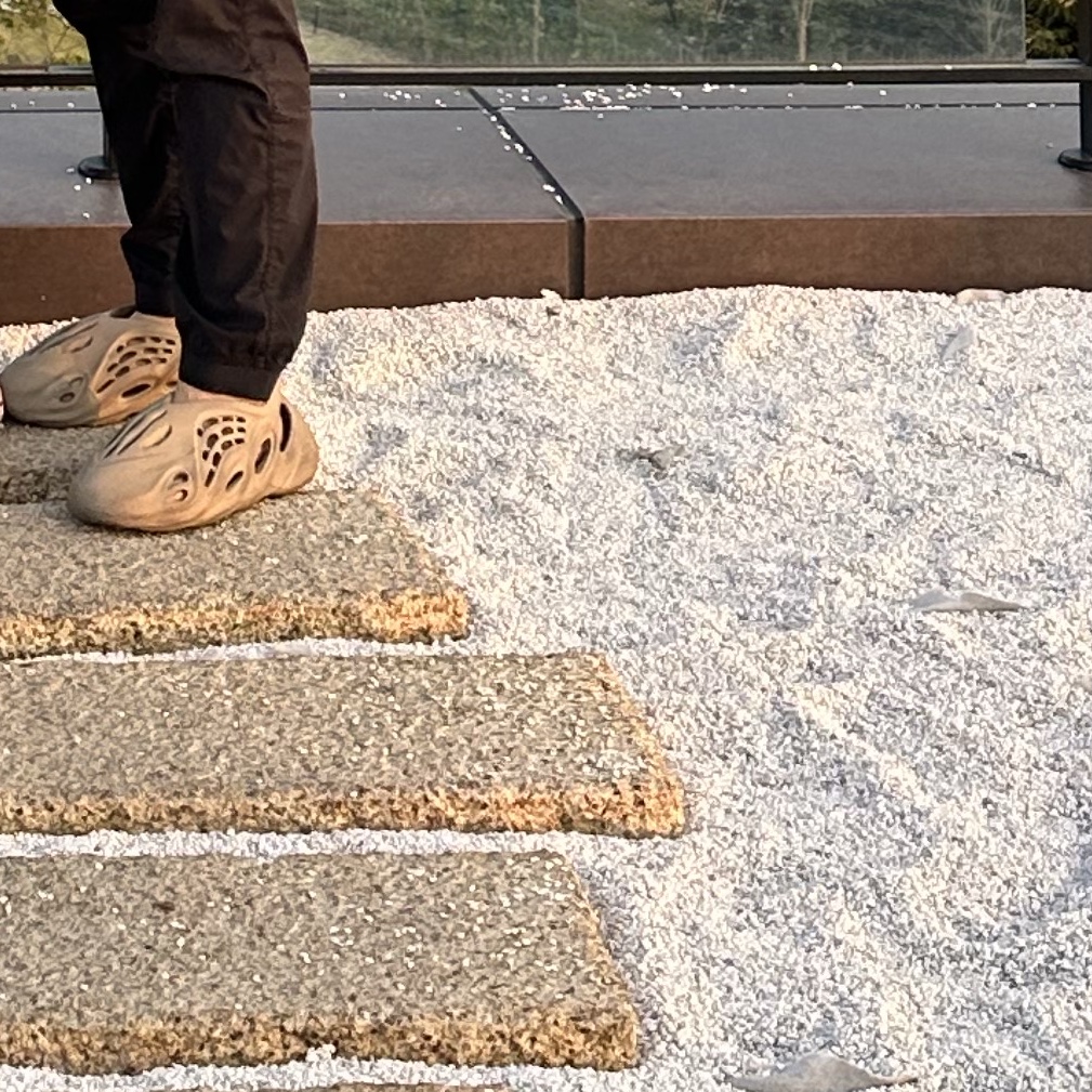 Adidas Yeezy Foam RNNR Stone Sage 착용 스타일