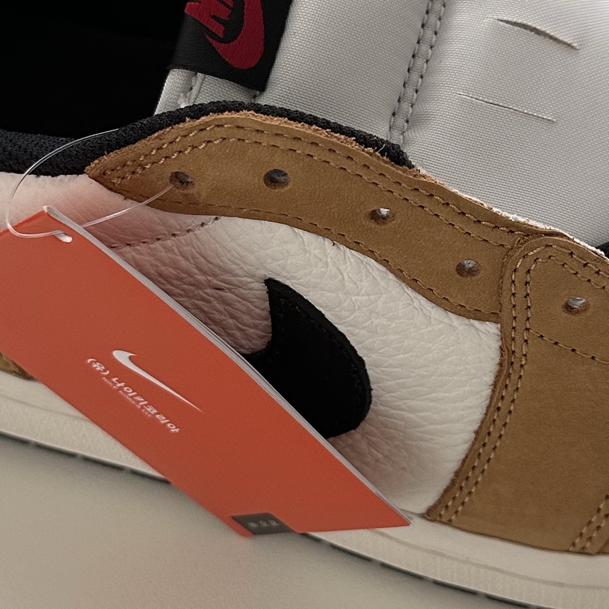 Jordan 1 Low OG Sail and Golden Harvest 착용 스타일