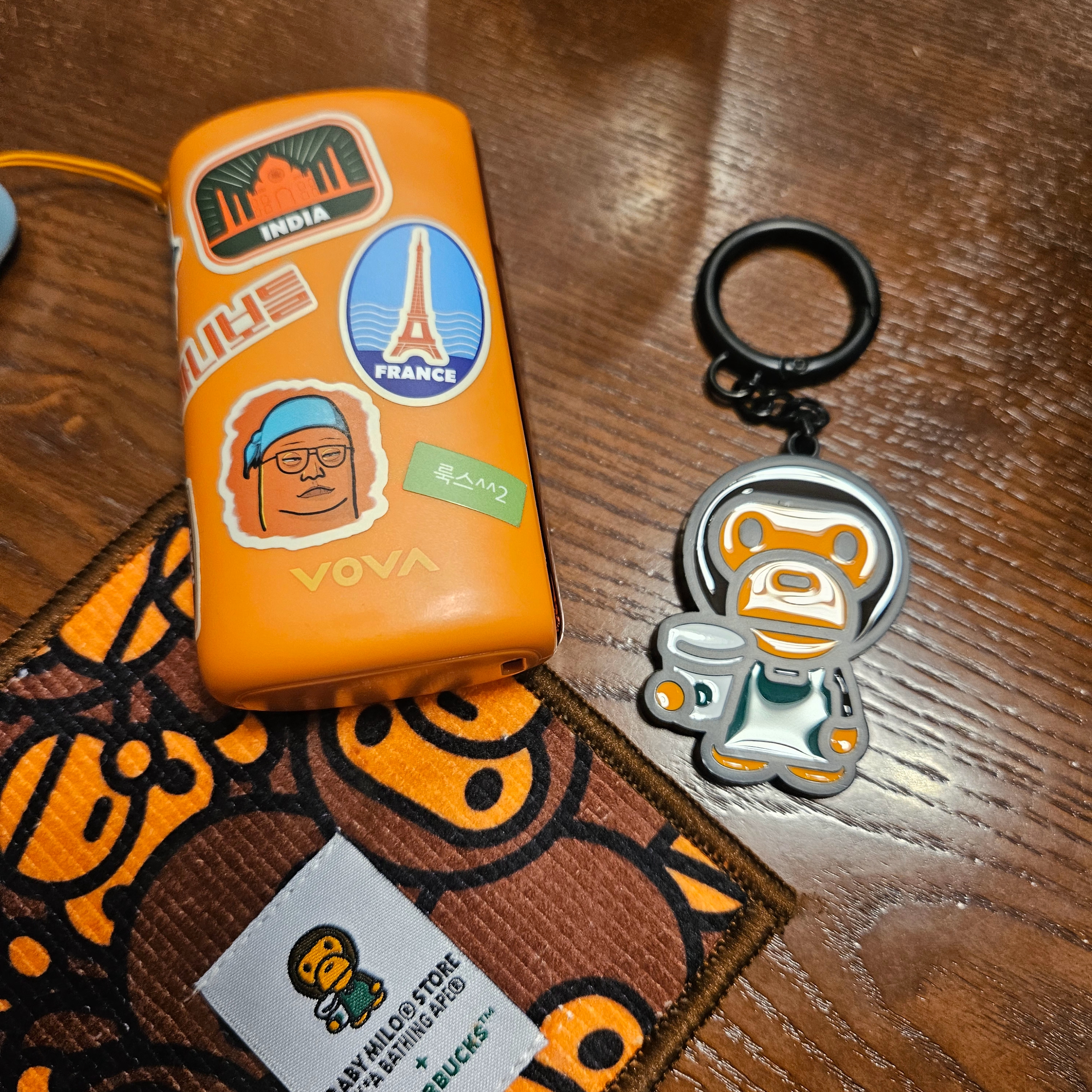 Starbucks x BAPE Baby Milo Keychain 착용 스타일 - 2