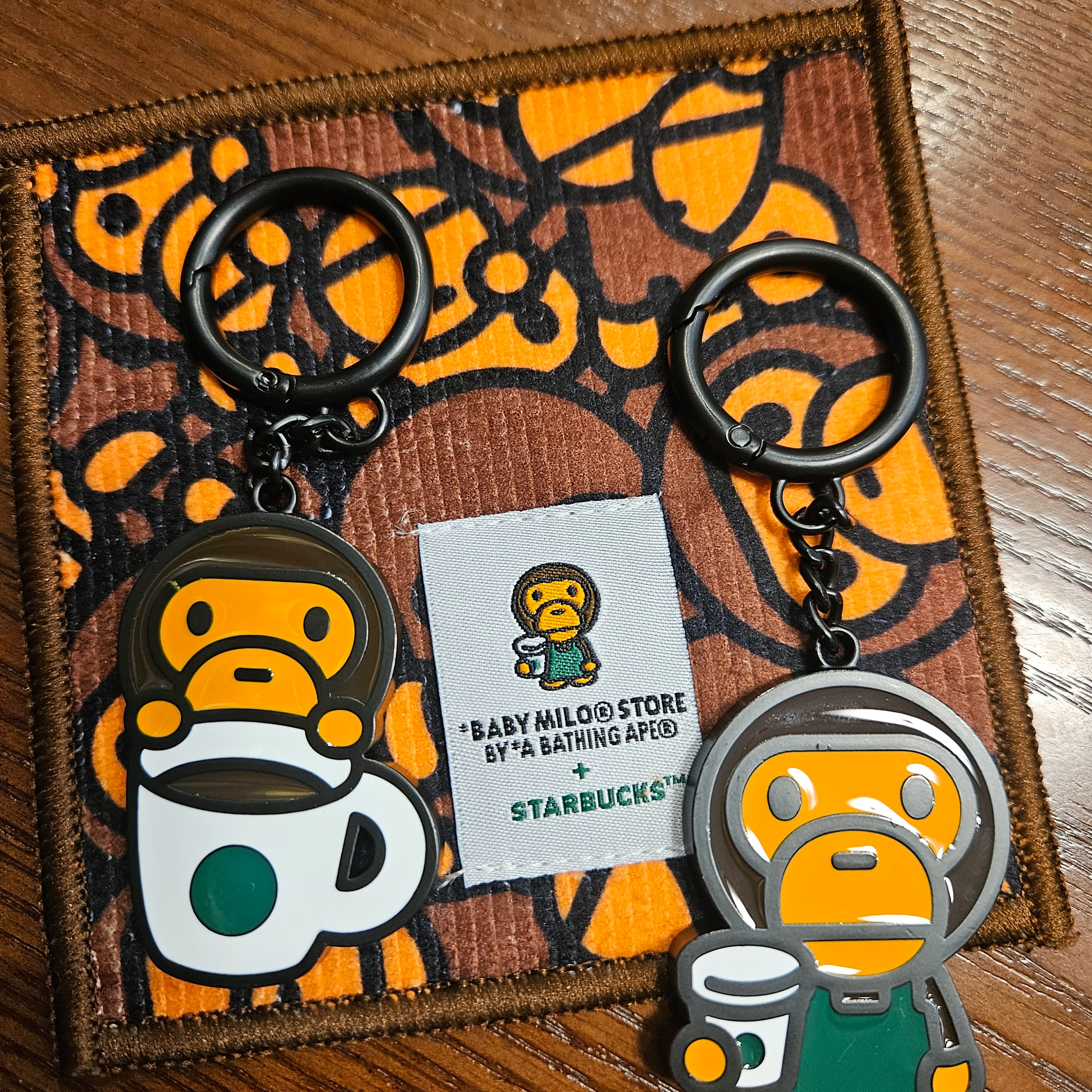 Starbucks x BAPE Baby Milo Keychain, Starbucks x BAPE Baby Milo Keychain 착용 스타일 - 2