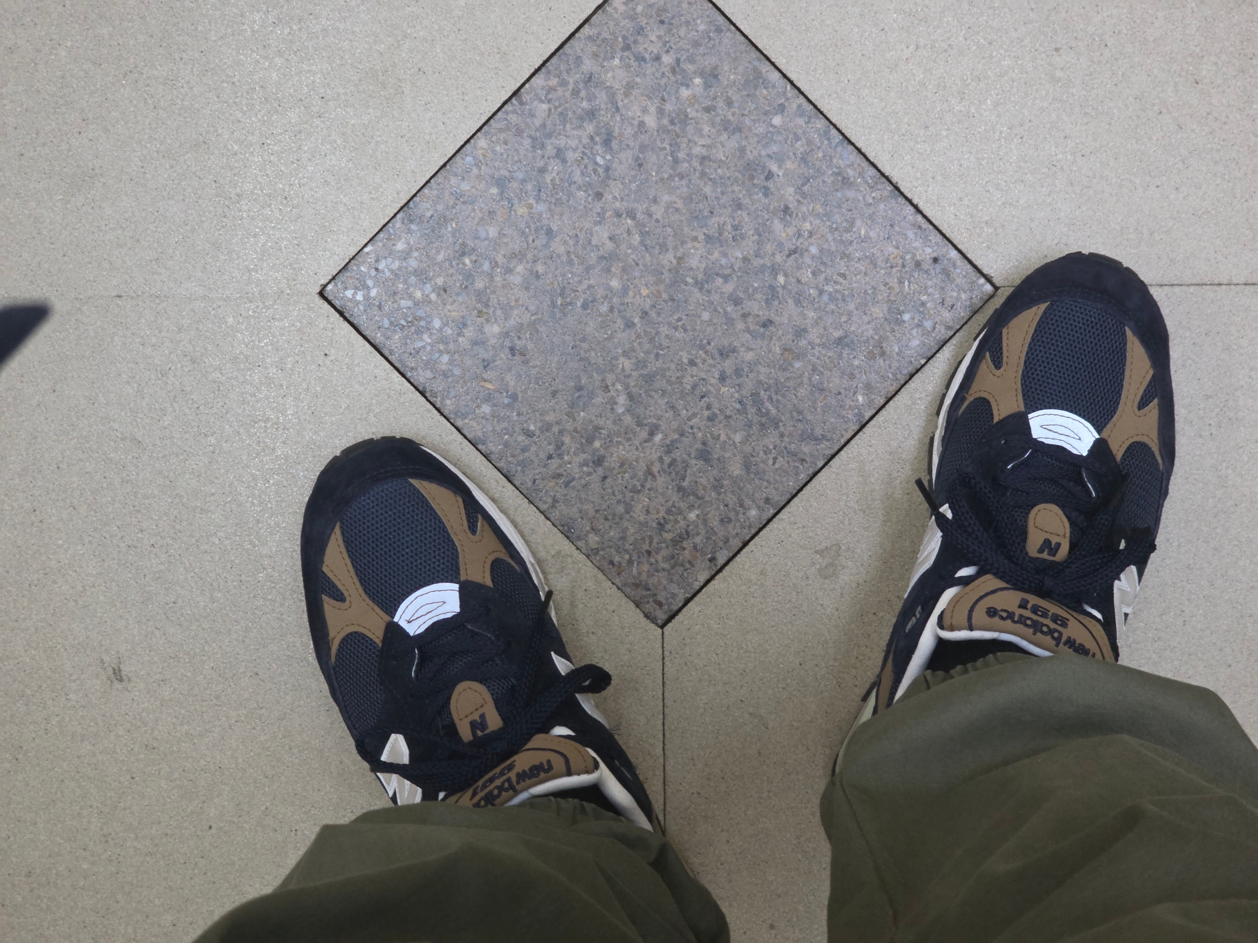 New Balance 991 Made in UK Navy Tan 착용 스타일 - 2