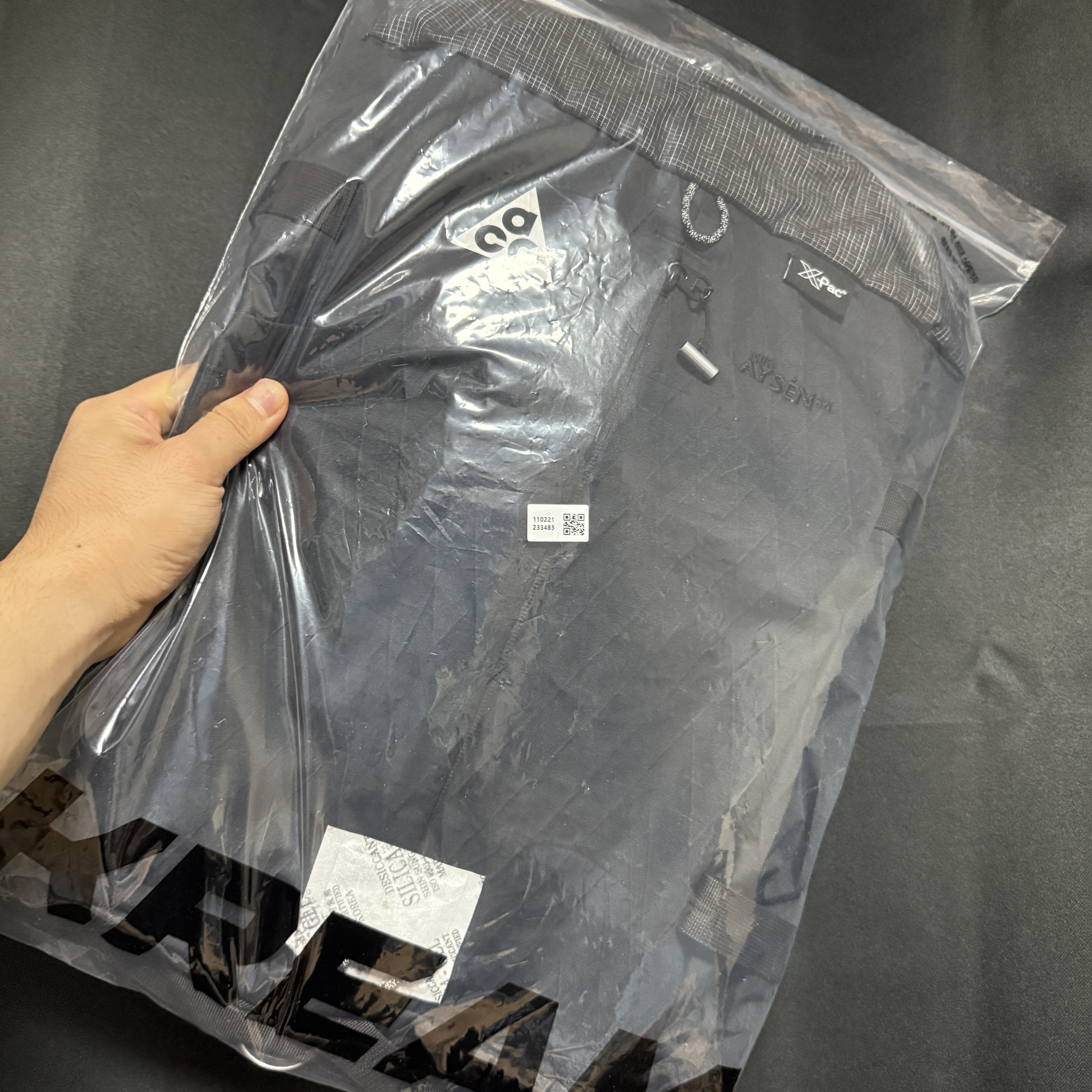 Nike ACG Aisen Daypack 32L Black Metallic Silver 착용 스타일