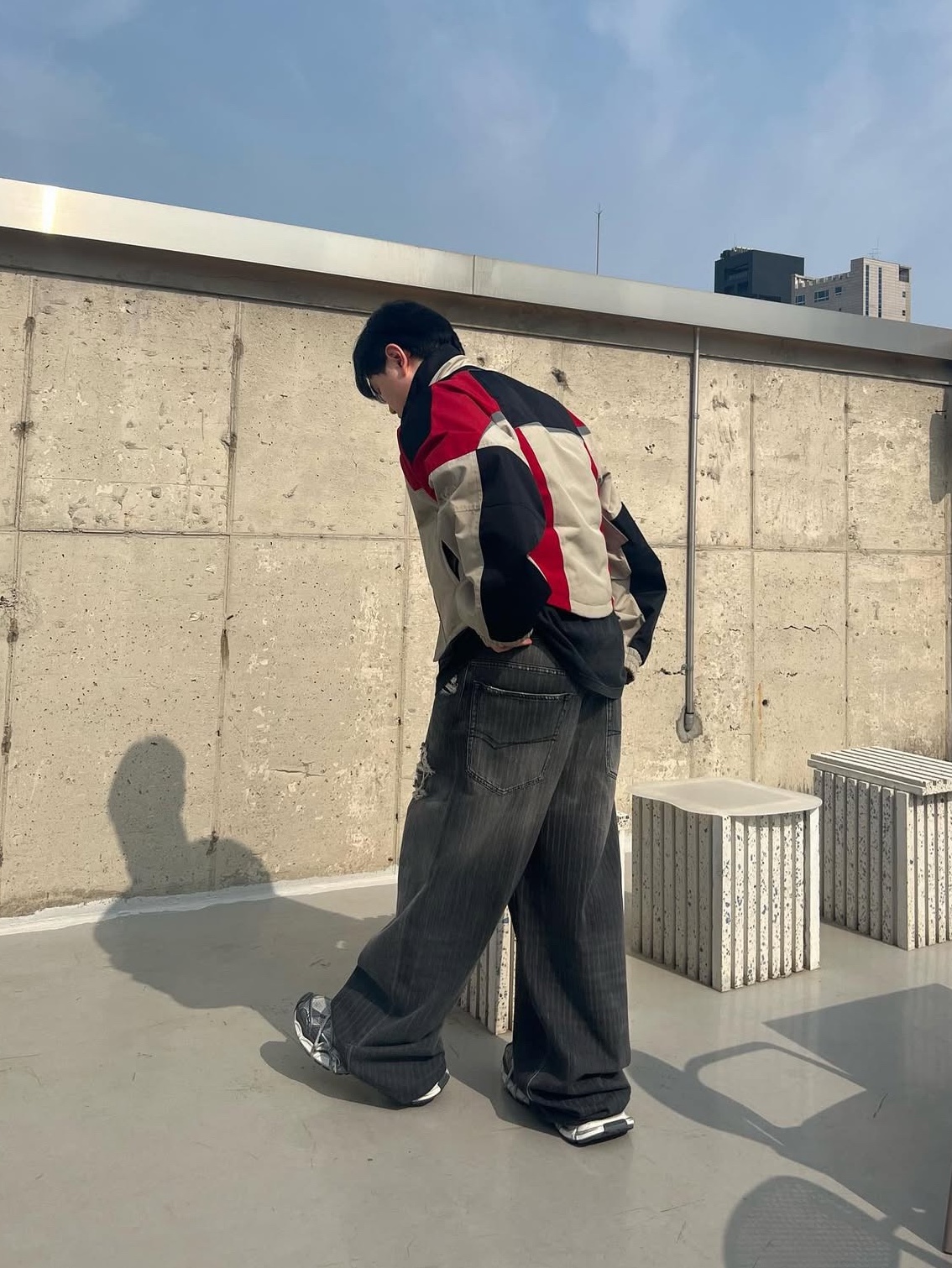 Balenciaga 3XL Sneakers Grey White Red 착용 스타일
