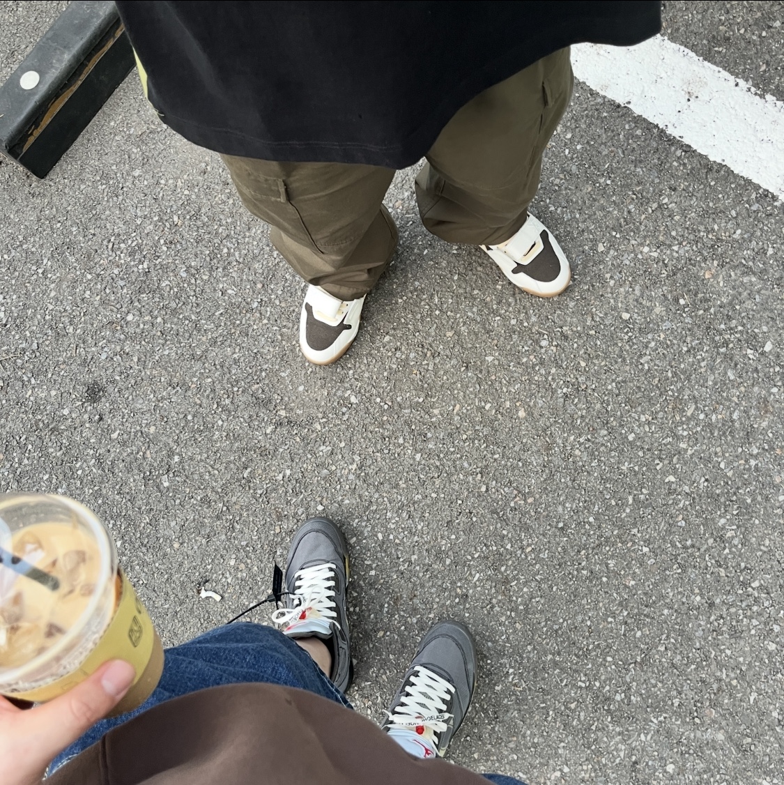 Jordan x Travis Scott Jumpman Jack TR Sail and Dark Mocha, Jordan 5 x Off-White Retro SP Black Muslin 착용 스타일