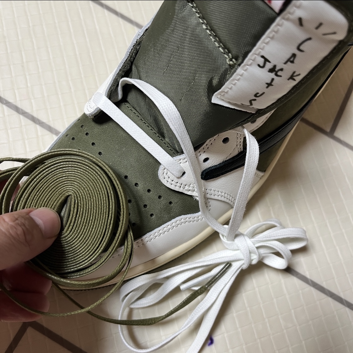 Jordan 1 x Travis Scott Retro Low OG SP Reverse Olive 착용 스타일 - 1