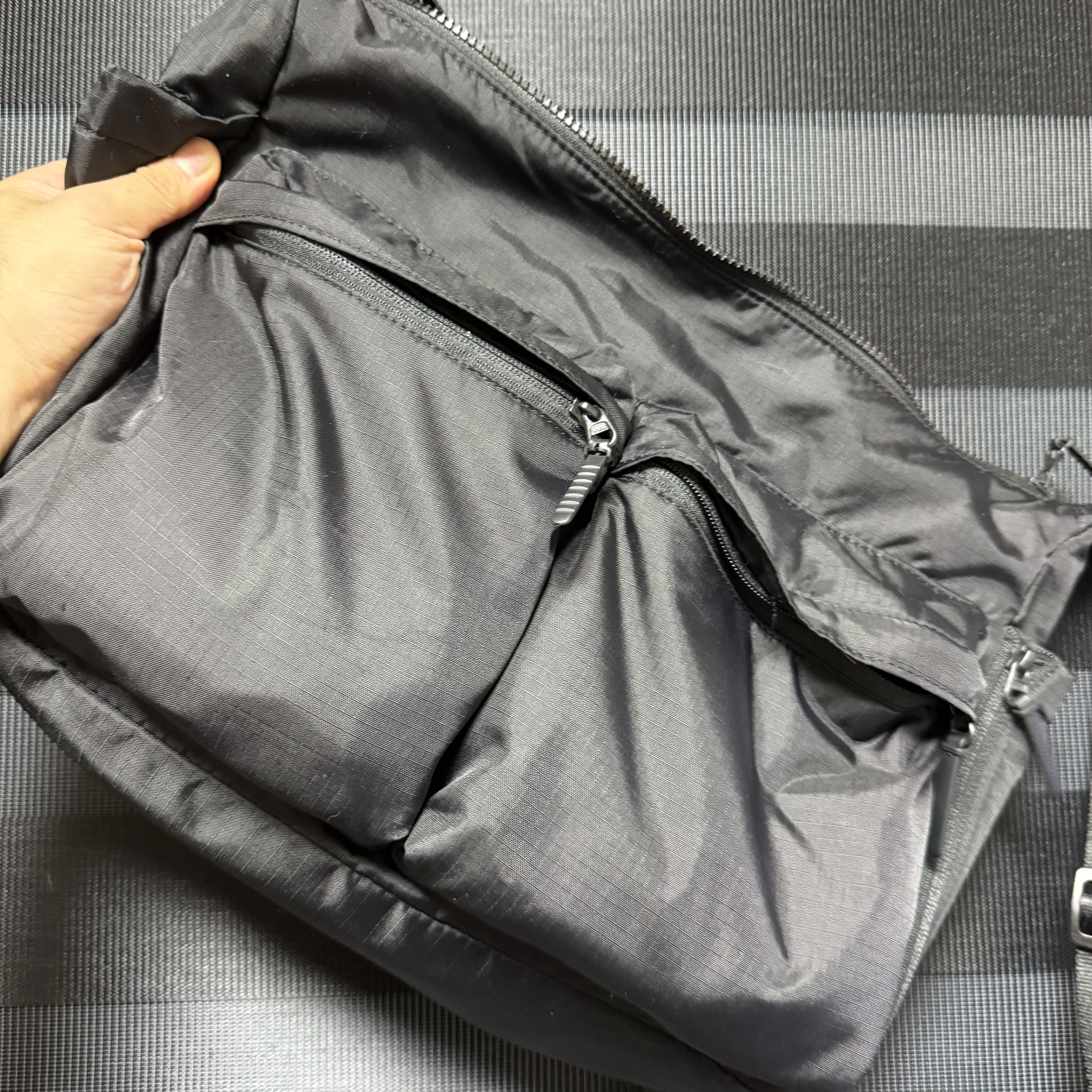 Uniqlo Multi Pocket Shoulder Bag Black 착용 스타일