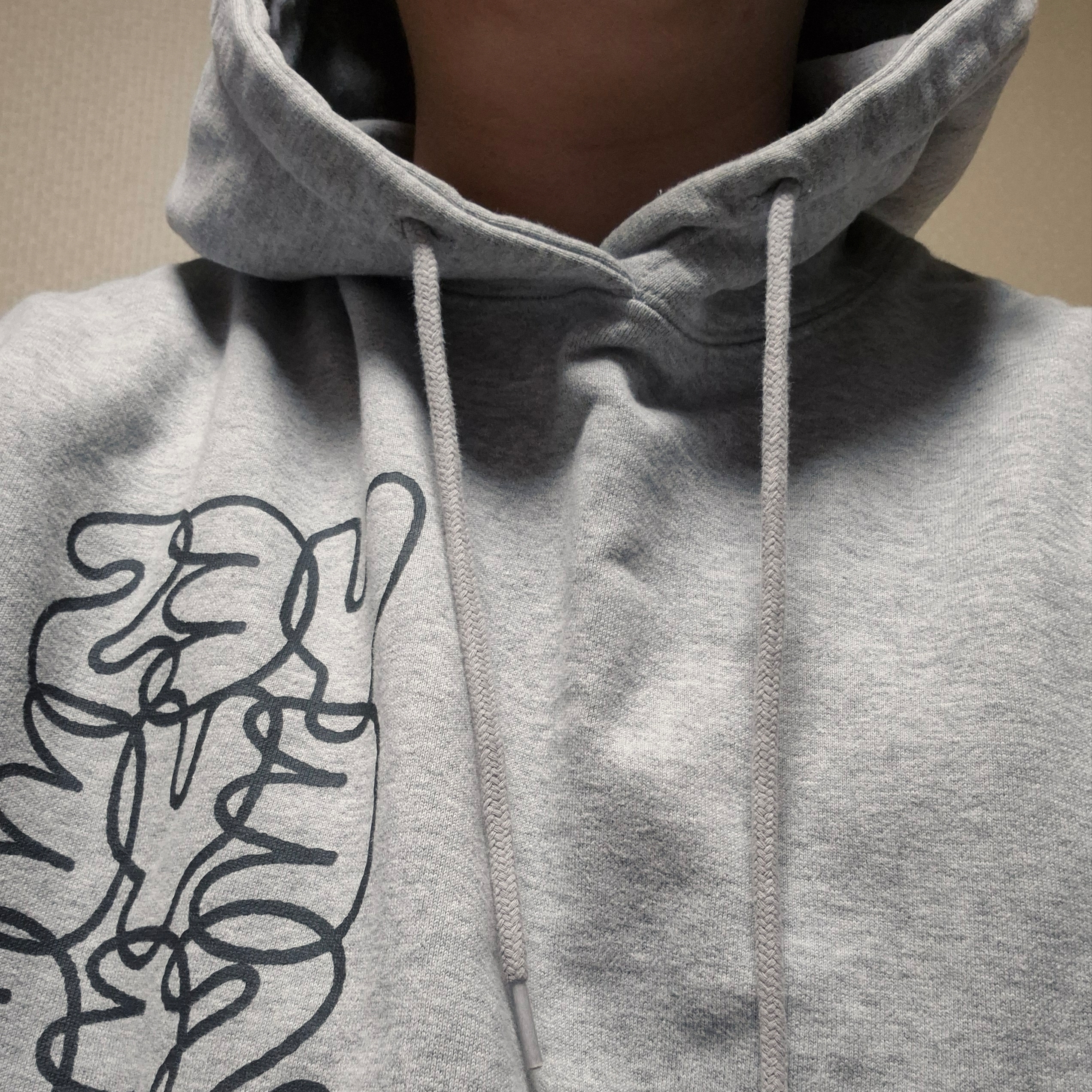 YESEYESEE C-Logo Hoodie Grey 착용 스타일