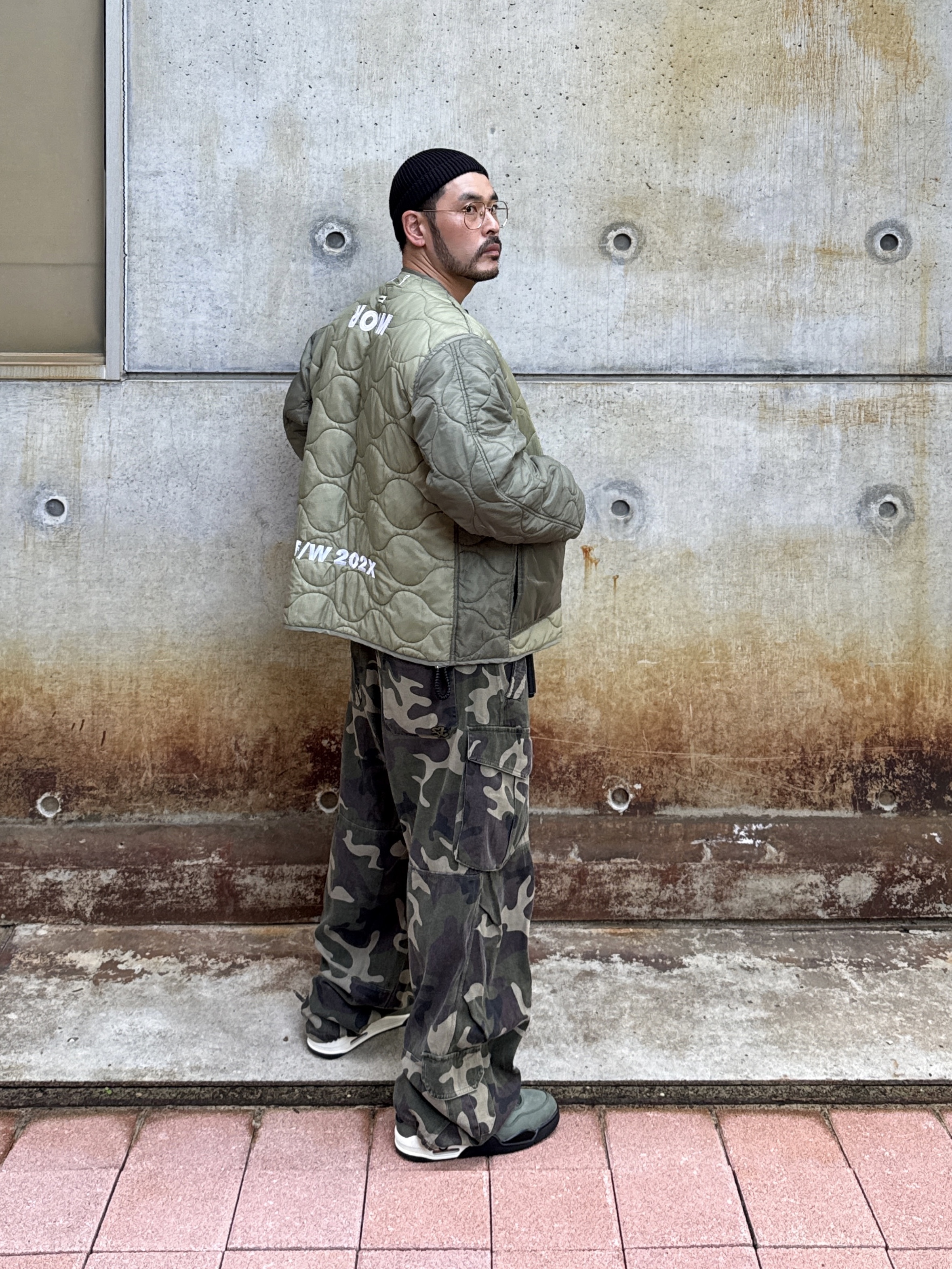 Jordan 4 x Undefeated Retro OG SP Deep Green and Clementine, Flavorism VTG Washed Cargo Pants Washed Camo 착용 스타일 - 1
