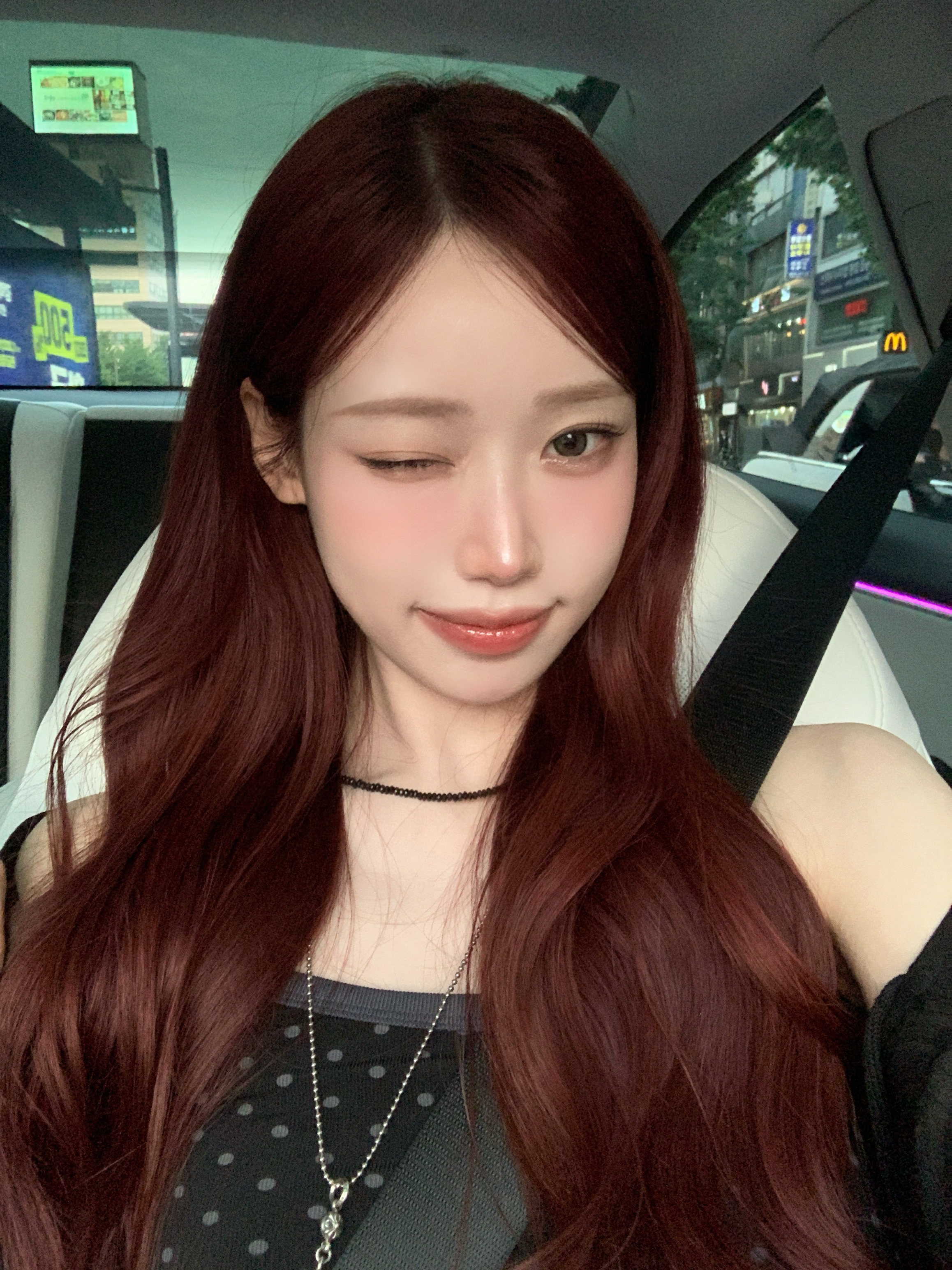 Hera Sensual Nude Gloss 462 Speechless, Hansroom Chrome Hearts One Ball Tiny Cross Charm 착용 스타일
