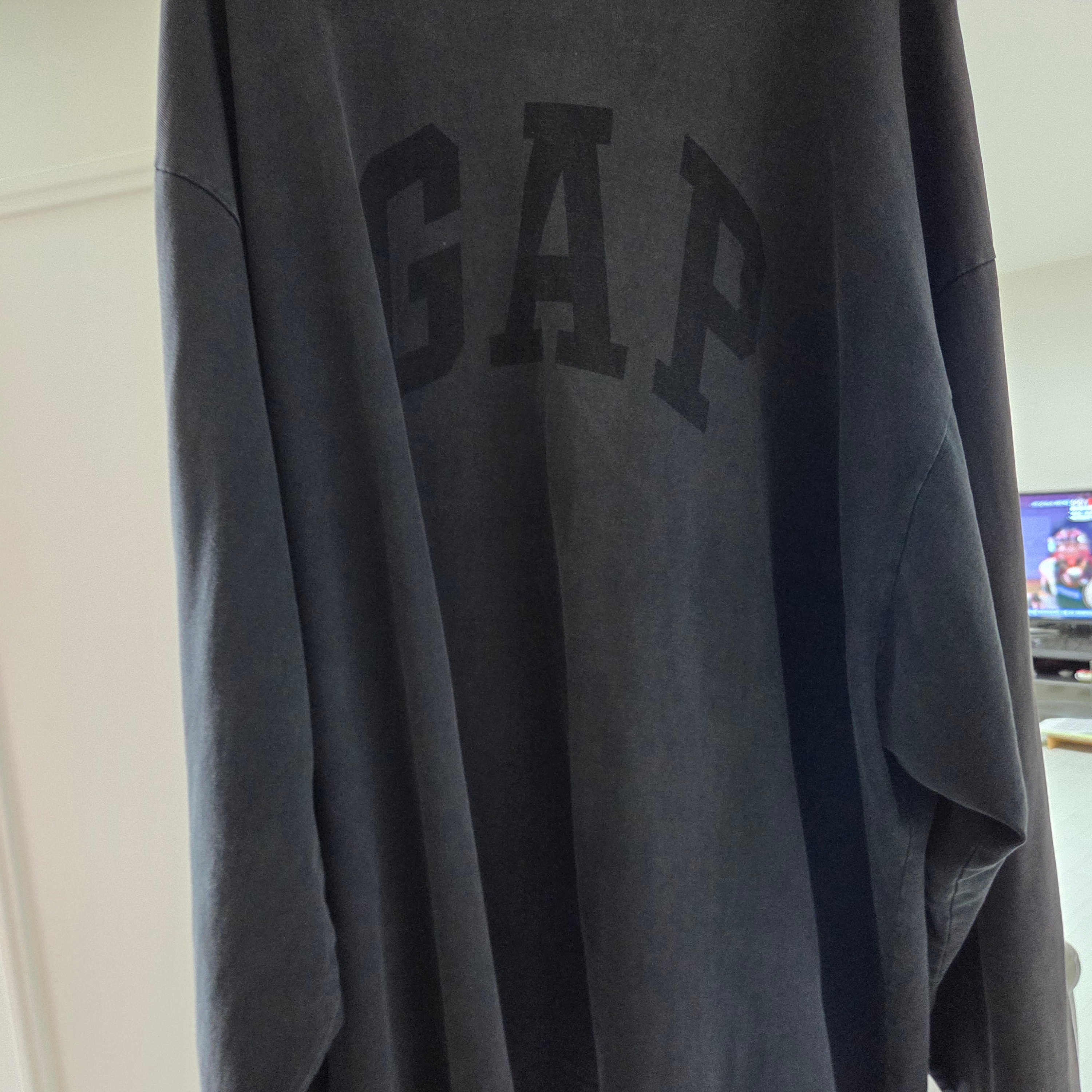 Yeezy Gap Engineered By Balenciaga Dove Long Sleeve T-Shirt Washed Black 착용 스타일