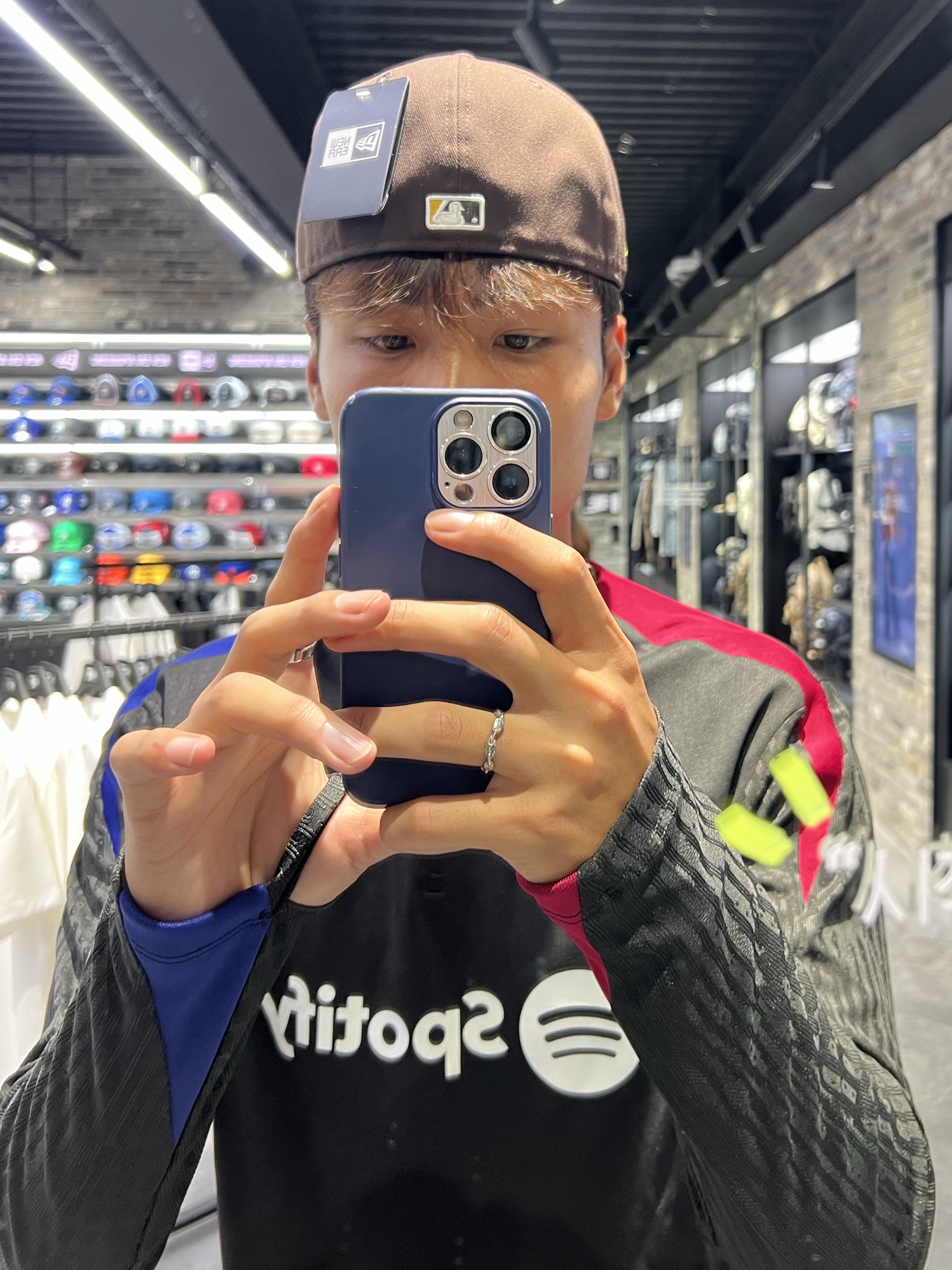Jordan 1 x Travis Scott Retro Low OG SP Black Phantom, Lego Gear Hot Dog Guy Key Chain 착용 스타일 - 3