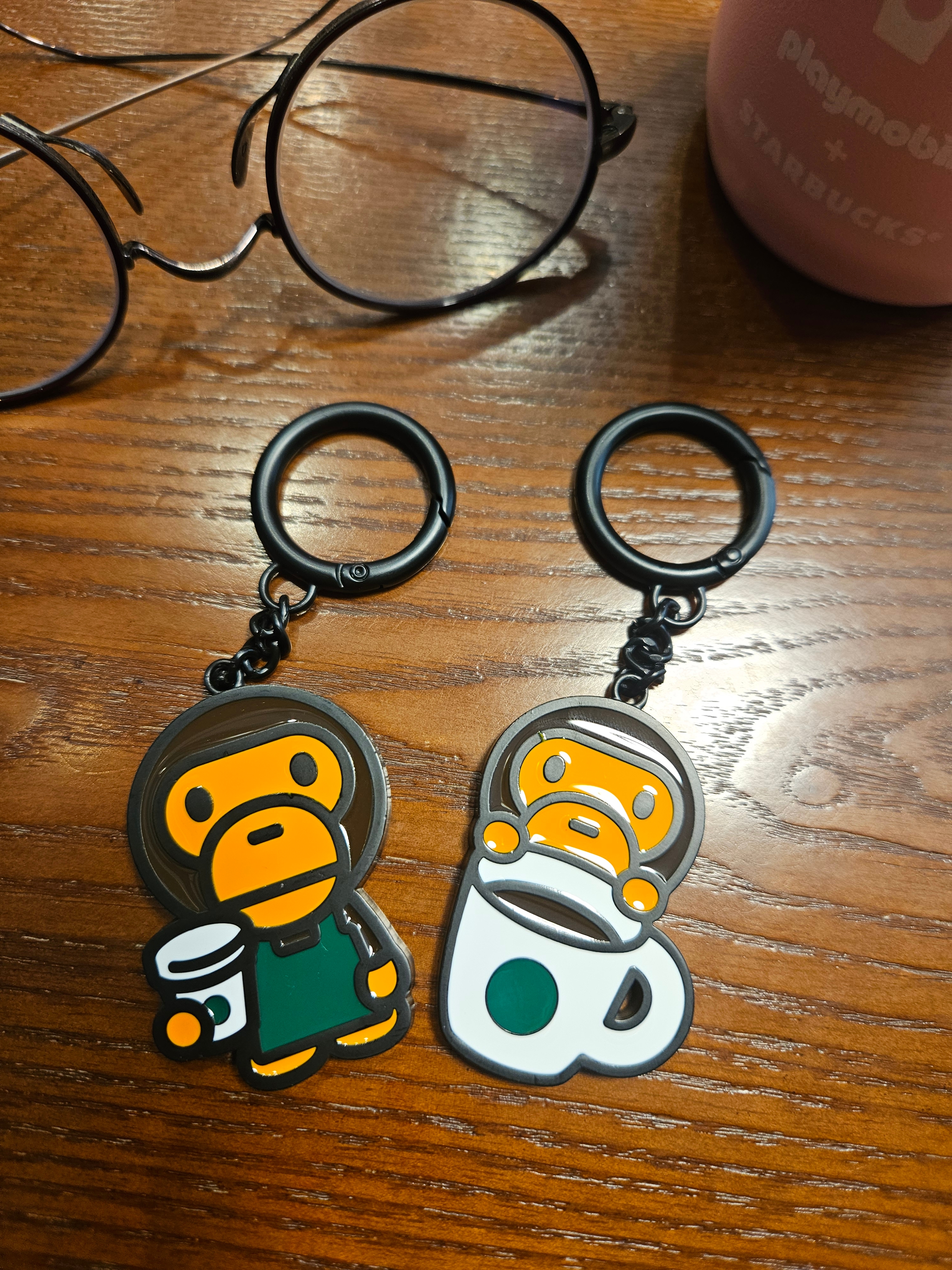 Starbucks x BAPE Baby Milo Keychain, Starbucks x BAPE Baby Milo Keychain 착용 스타일 - 1