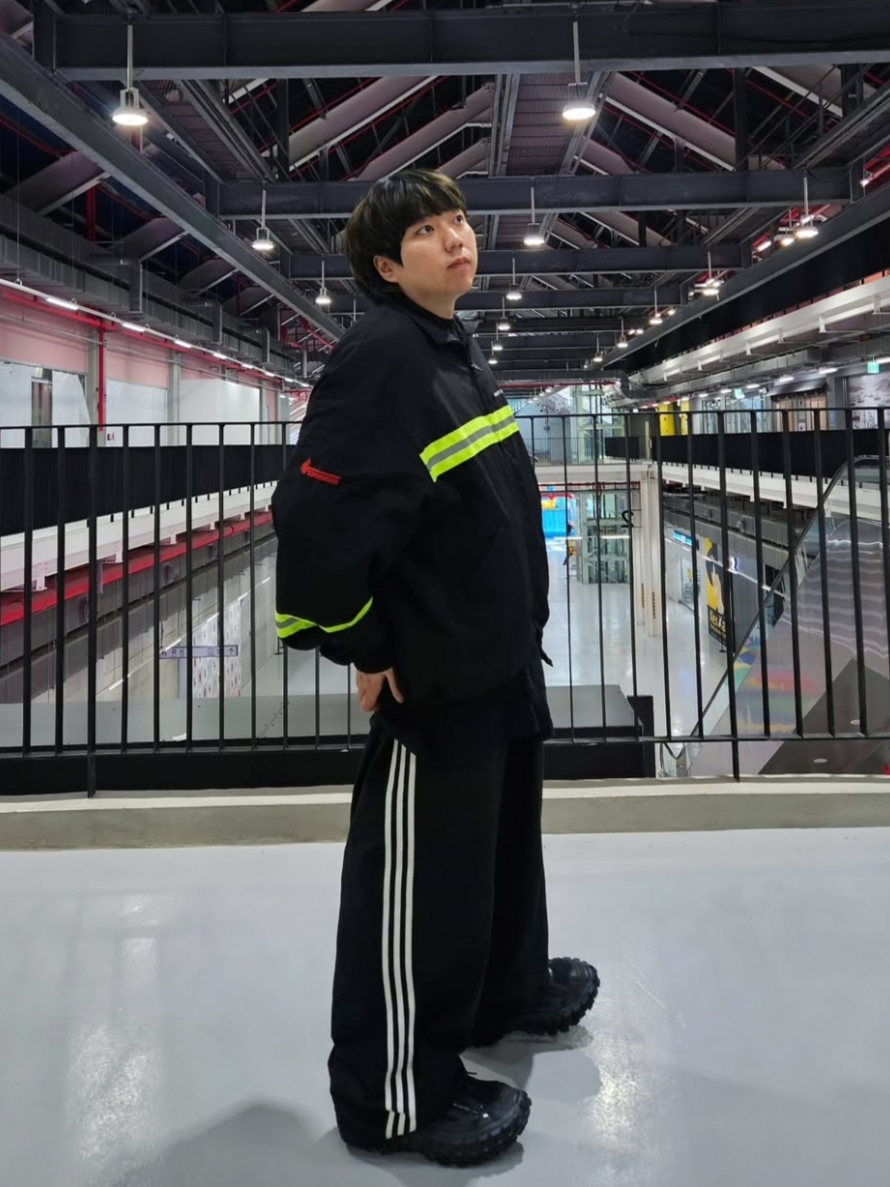 Project G/R Firefighter Track Jacket Black 착용 스타일