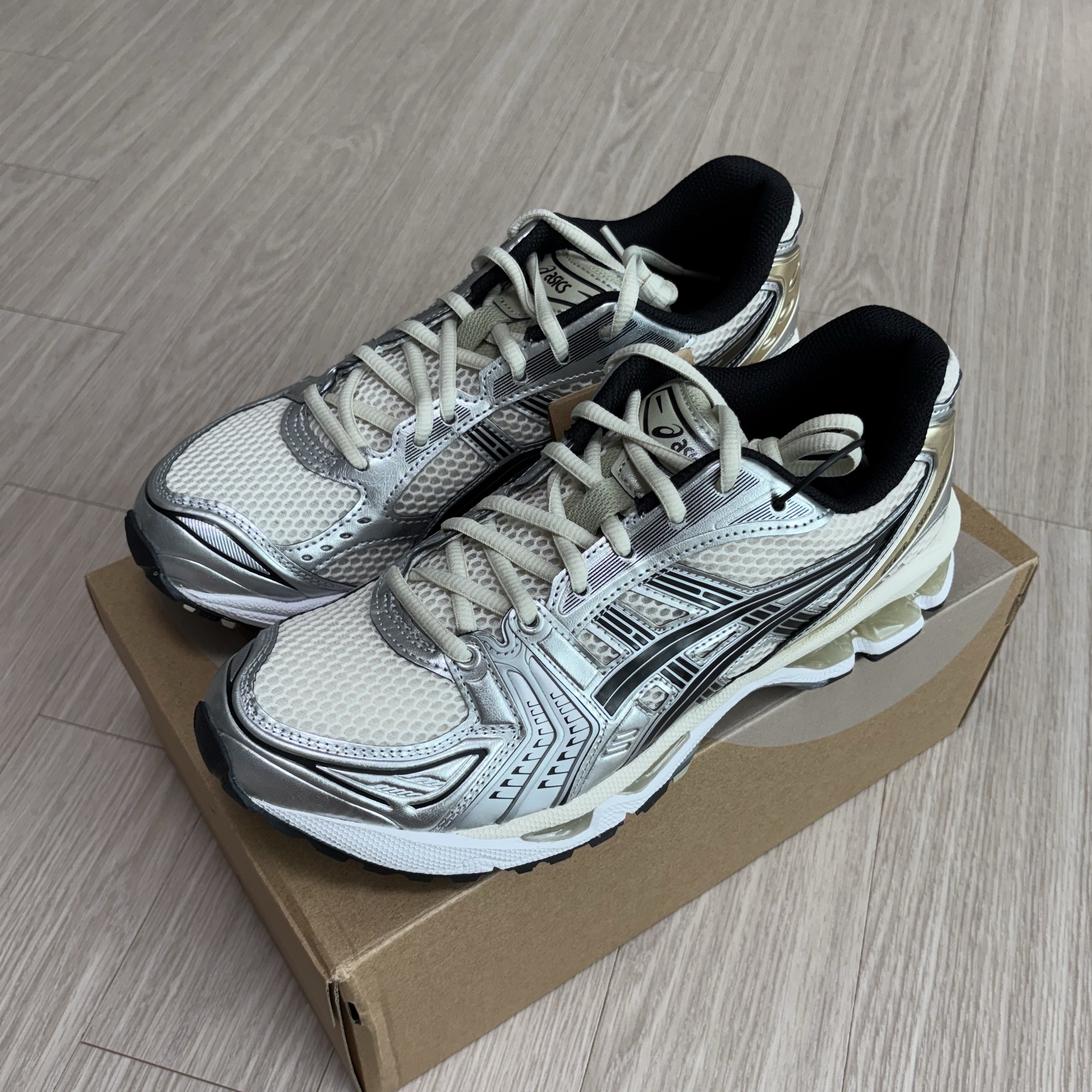 Asics Gel-Kayano 14 Birch Pure Silver 착용 스타일 - 4