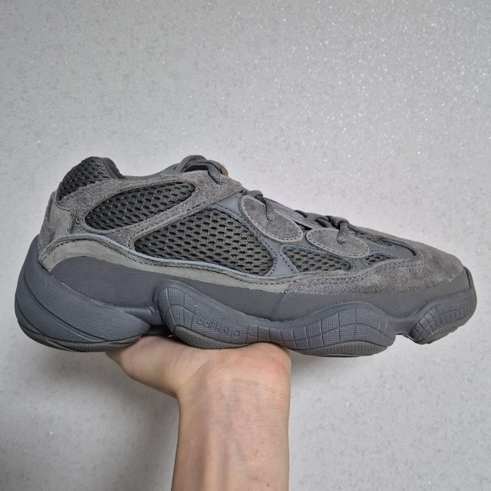 Adidas Yeezy 500 Granite 착용 스타일