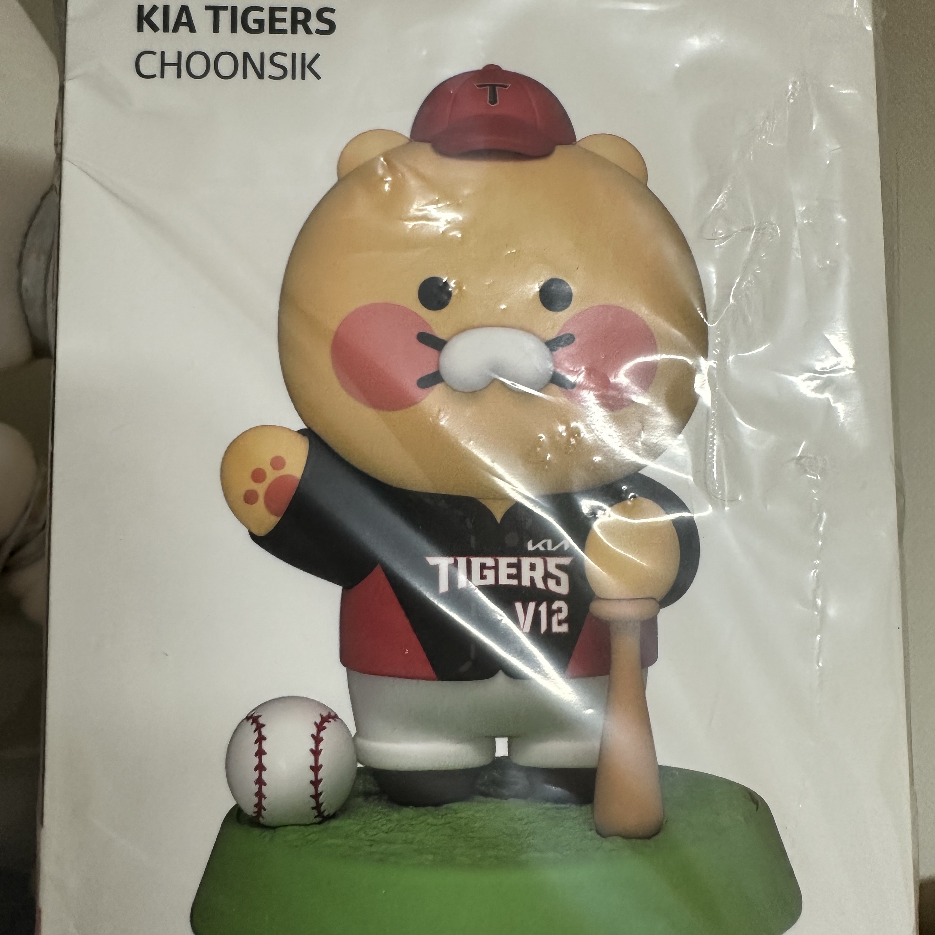 KBO x Kakao Friends Choonsik Figure KIA Tigers V12 착용 스타일