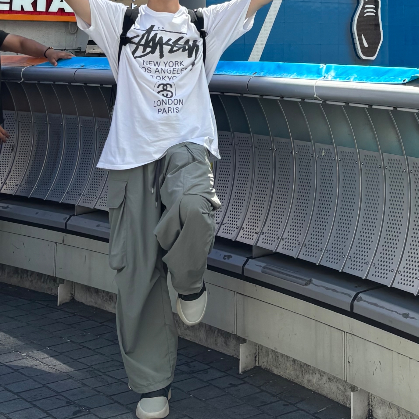 Stussy World Tour T-Shirt White 2023, Adidas x Fear of God Athletics I Basketball Carbon Sesame 착용 스타일