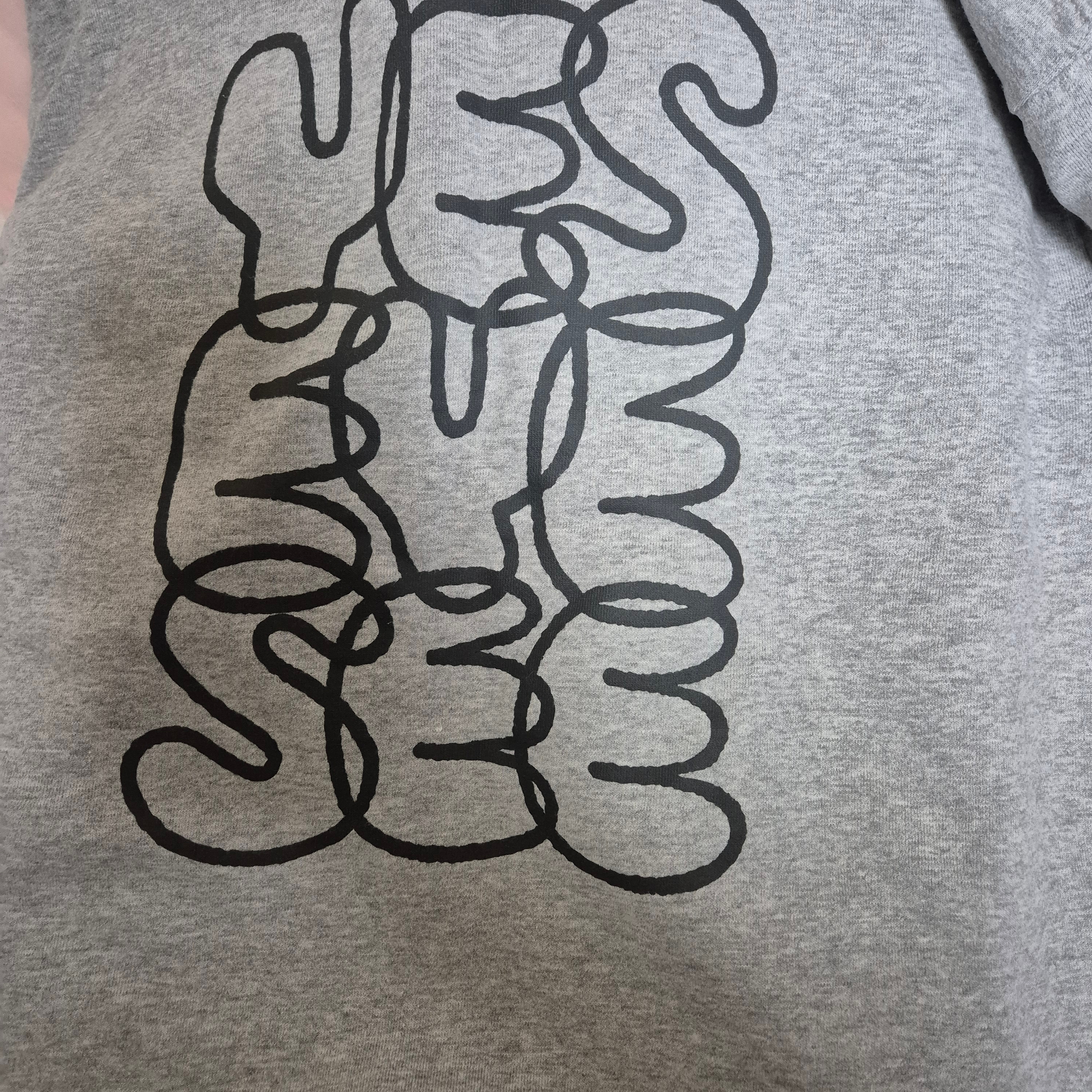 YESEYESEE C-Logo Hoodie Grey 착용 스타일