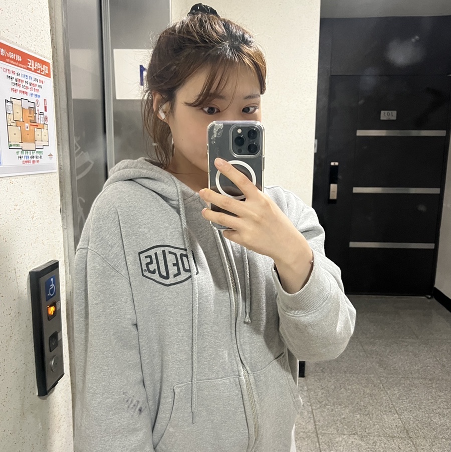 Deus Ex Machina Seoul College Hooded Jacket Grey Heather 착용 스타일