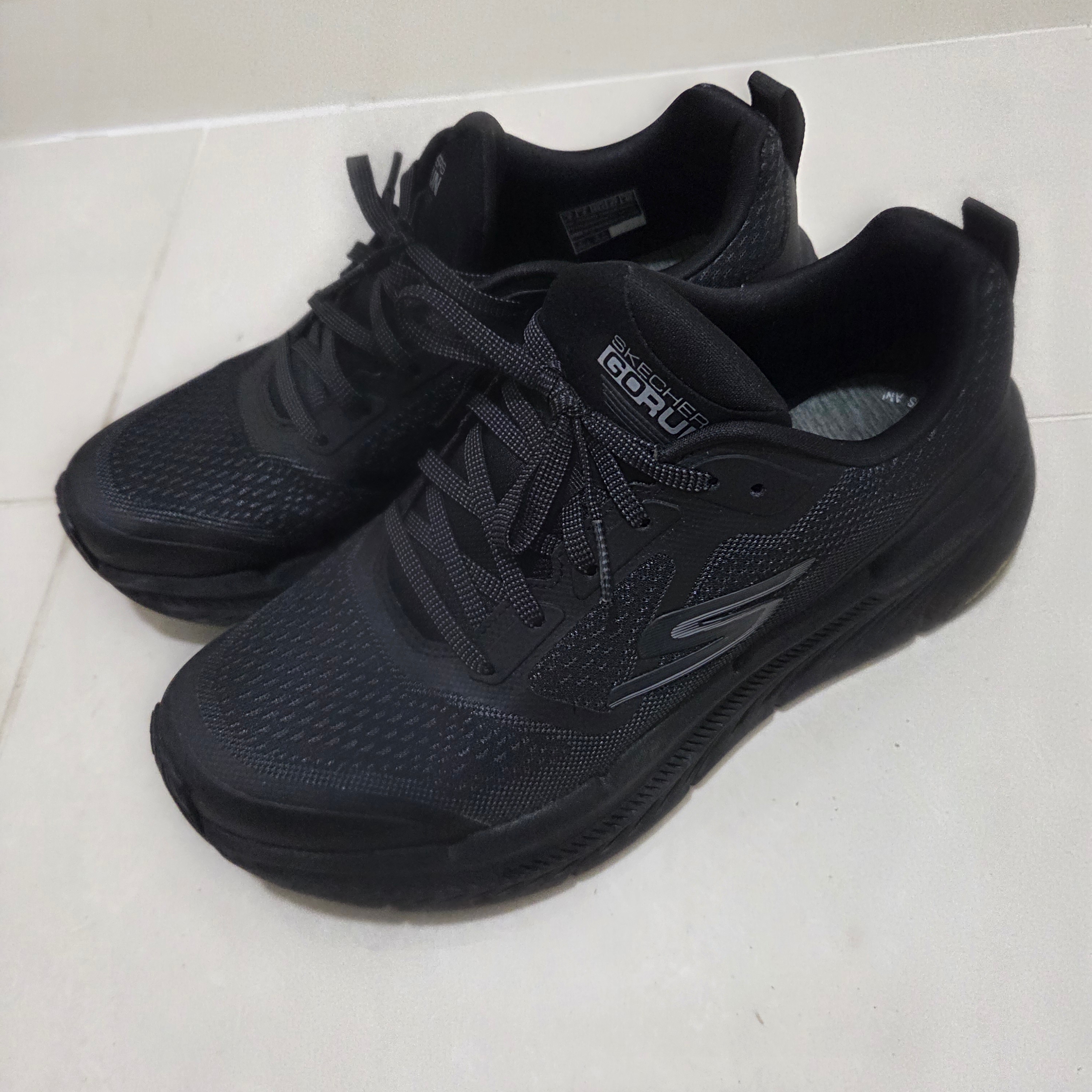 Skechers Max Cushioning Premier 2.0 Black Charcoal 착용 스타일