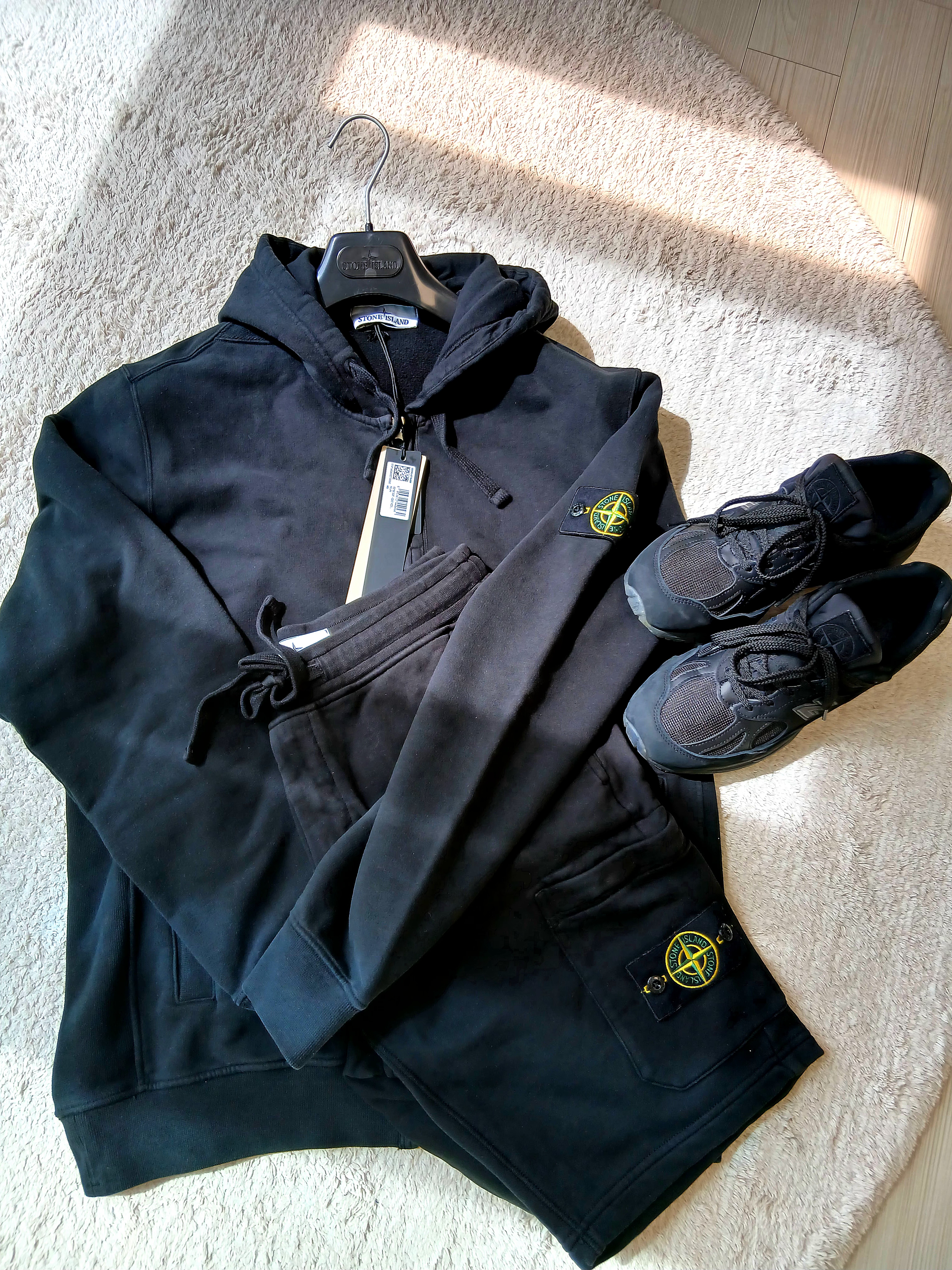 Stone Island 6100067 Brushed Organic Cotton Fleece Regular Fit Hooded Zip Up Sweatshirt with Pockets Navy Blue - 25FW, Stone Island 6200012 Organic Cotton Fleece Pocket Details Cargo Bermuda Shorts Black - 25SS 착용 스타일 - 6