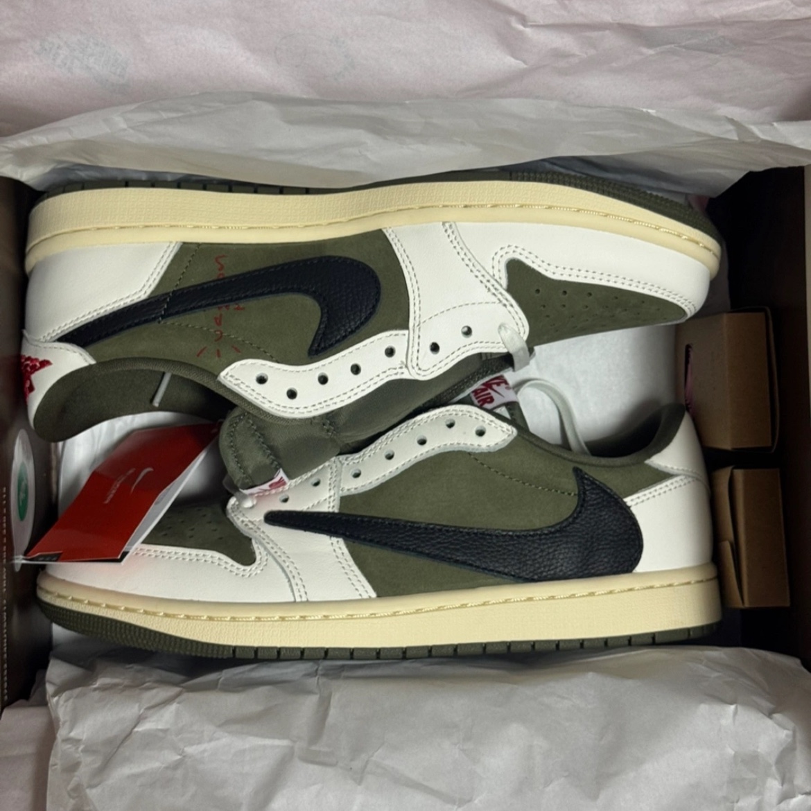 Jordan 1 x Travis Scott Retro Low OG SP Reverse Olive 착용 스타일