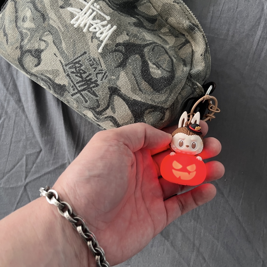 Pop Mart Halloween Party Series Luminous Pumpkin Keyring Labubu, Stussy Canvas Side Pouch Veil Camo 착용 스타일