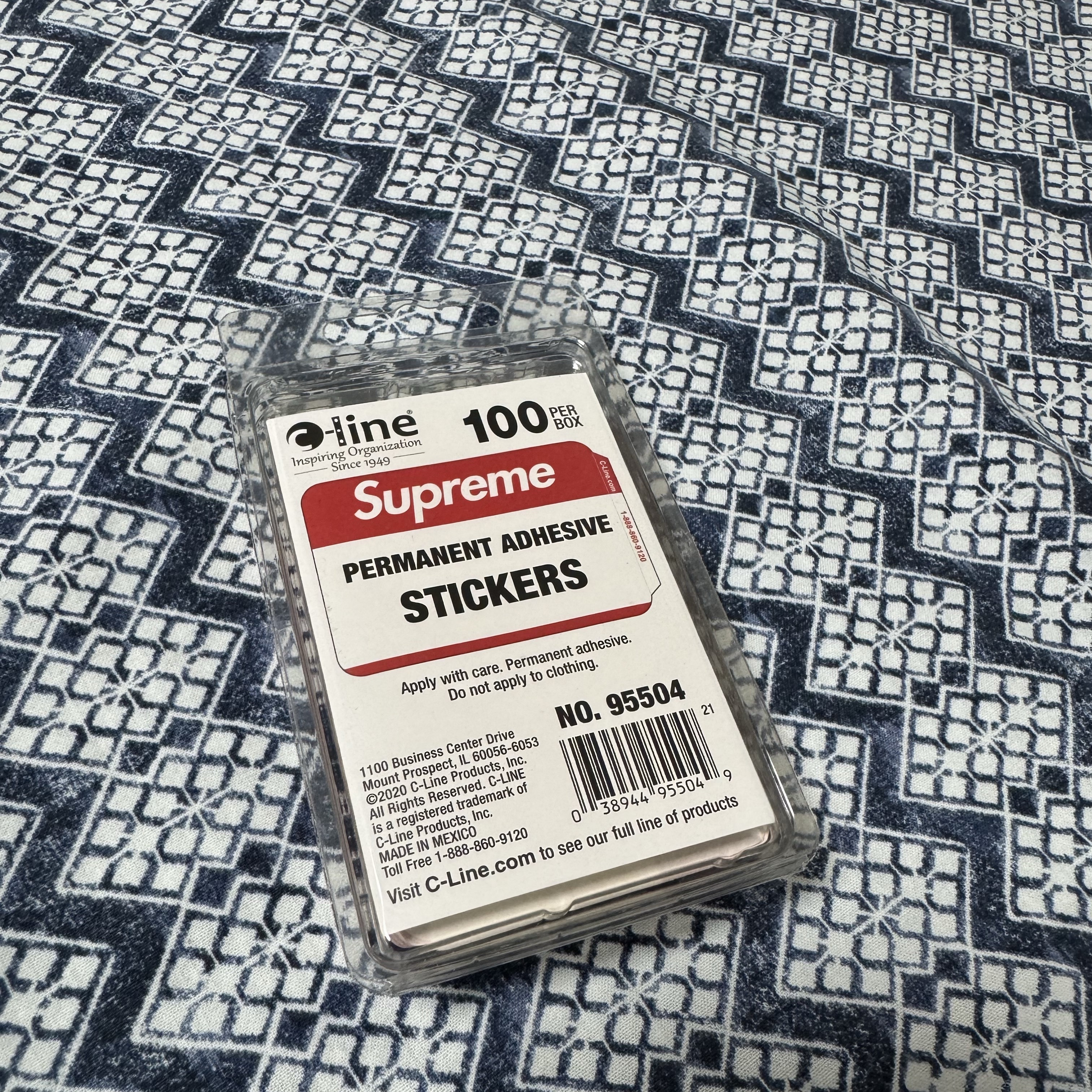 Supreme Name Badge Stickers Red (Pack of 100) 착용 스타일