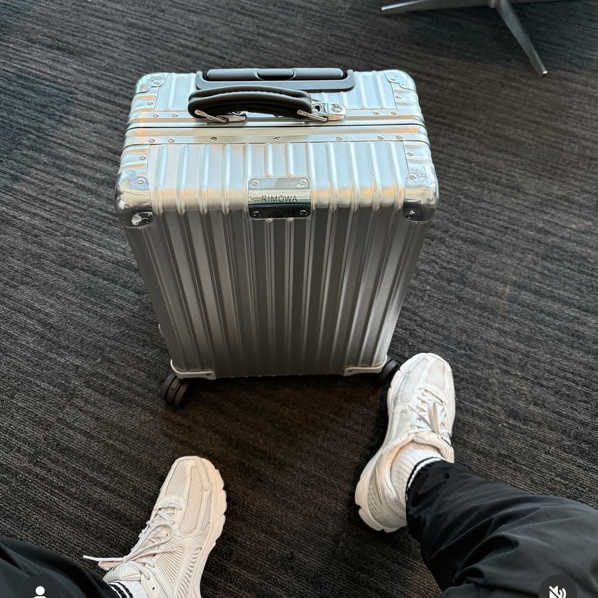 Rimowa Original Cabin Aluminium Suitcase Silver 착용 스타일