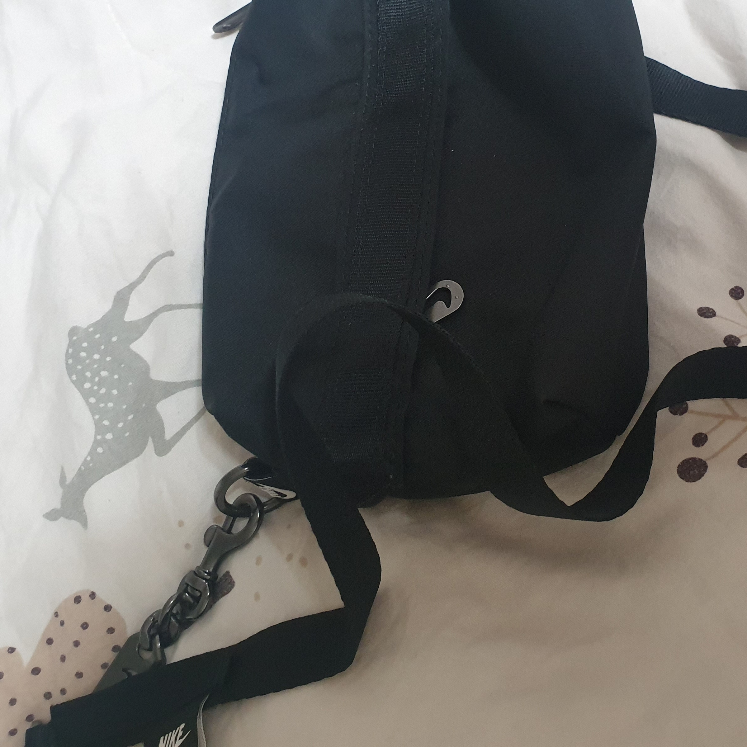 Nike NSW Futura Luxe Crossbody Bag 1L Black 착용 스타일