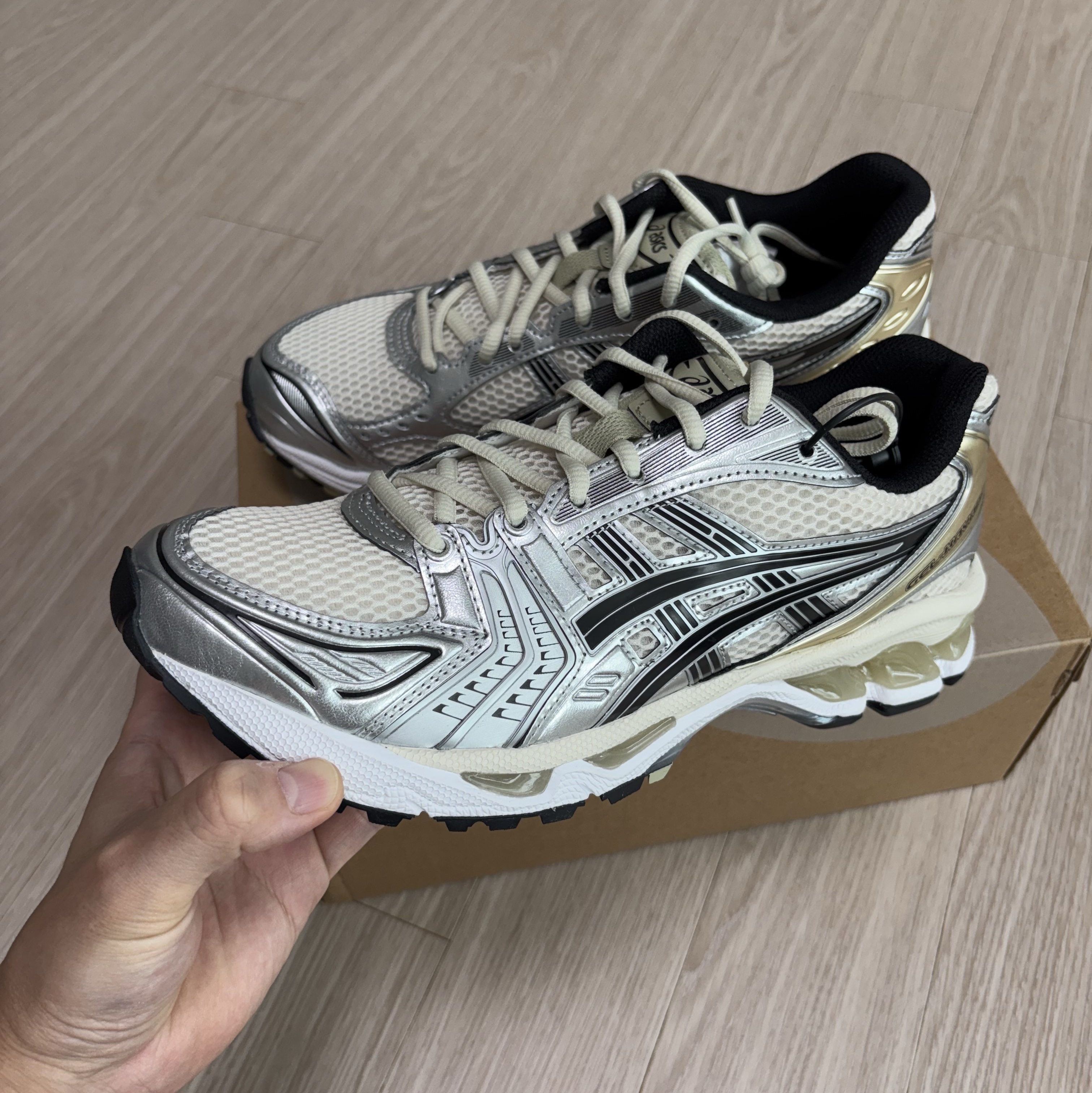 Asics Gel-Kayano 14 Birch Pure Silver 착용 스타일 - 2