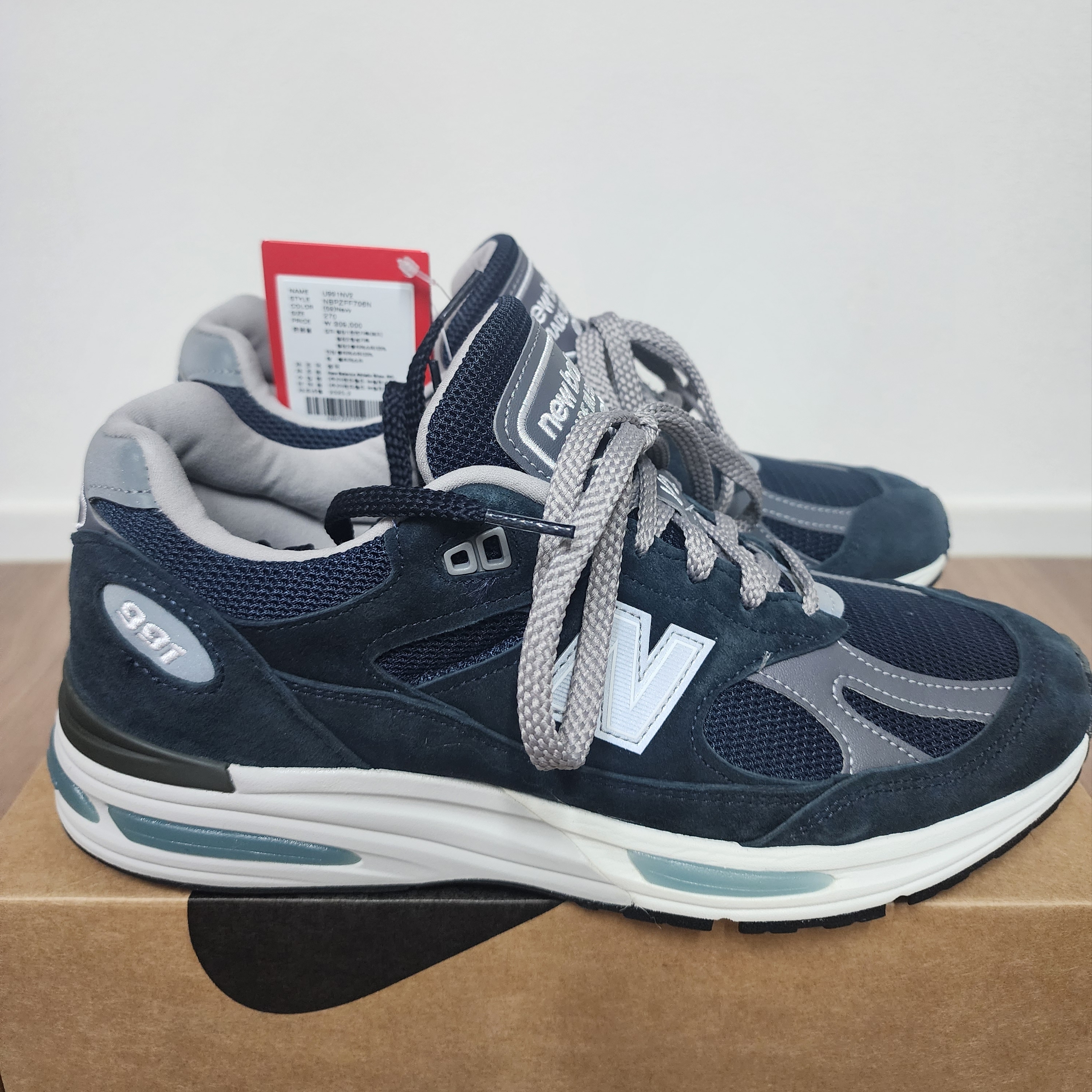 New Balance 991v2 Made in UK Dark Navy Smoked Pearl 착용 스타일 - 2