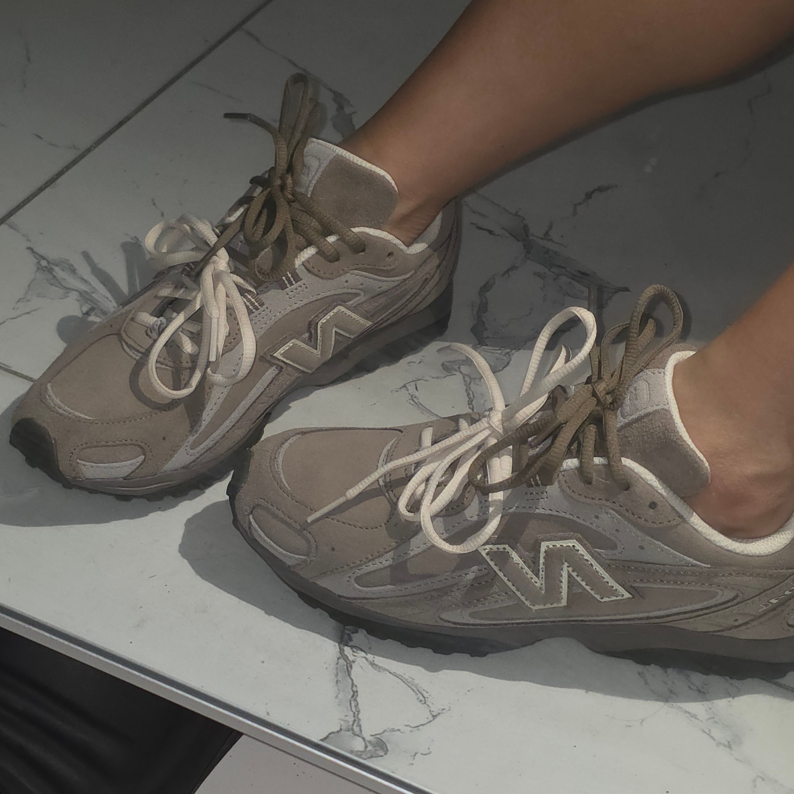 New Balance 204L Suede Mushroom Arid Stone 착용 스타일 - 4