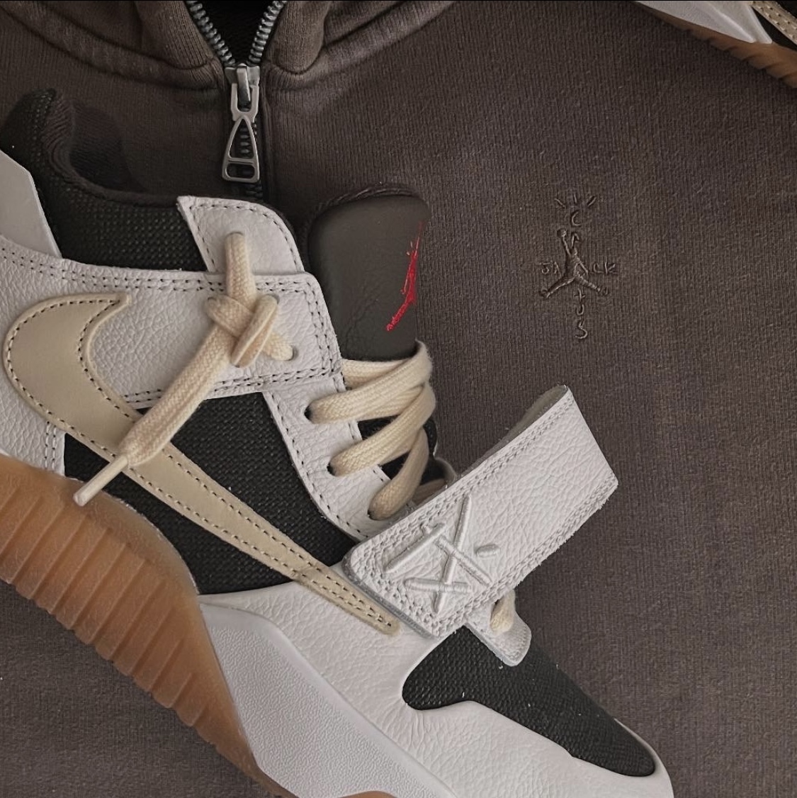 Jordan x Travis Scott Jumpman Jack TR Sail and Dark Mocha, Jordan x Travis Scott Jumpman Jack TR Black and Dark Mocha 착용 스타일 - 1
