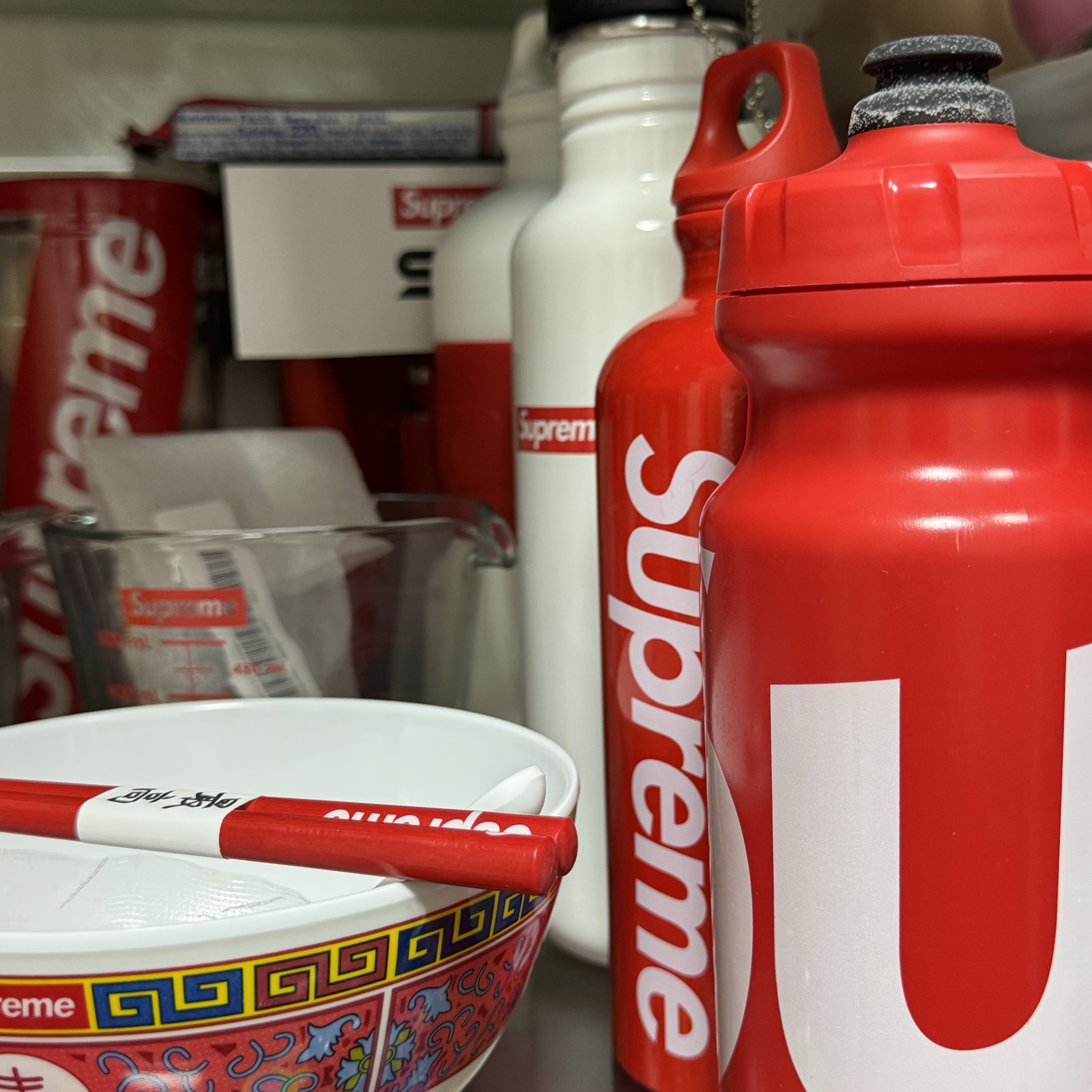 Supreme x Sigg CYD 1.0L Water Bottle White - 19SS, Supreme x Sigg Traveller 0.6L Water Bottle Red - 18SS 착용 스타일