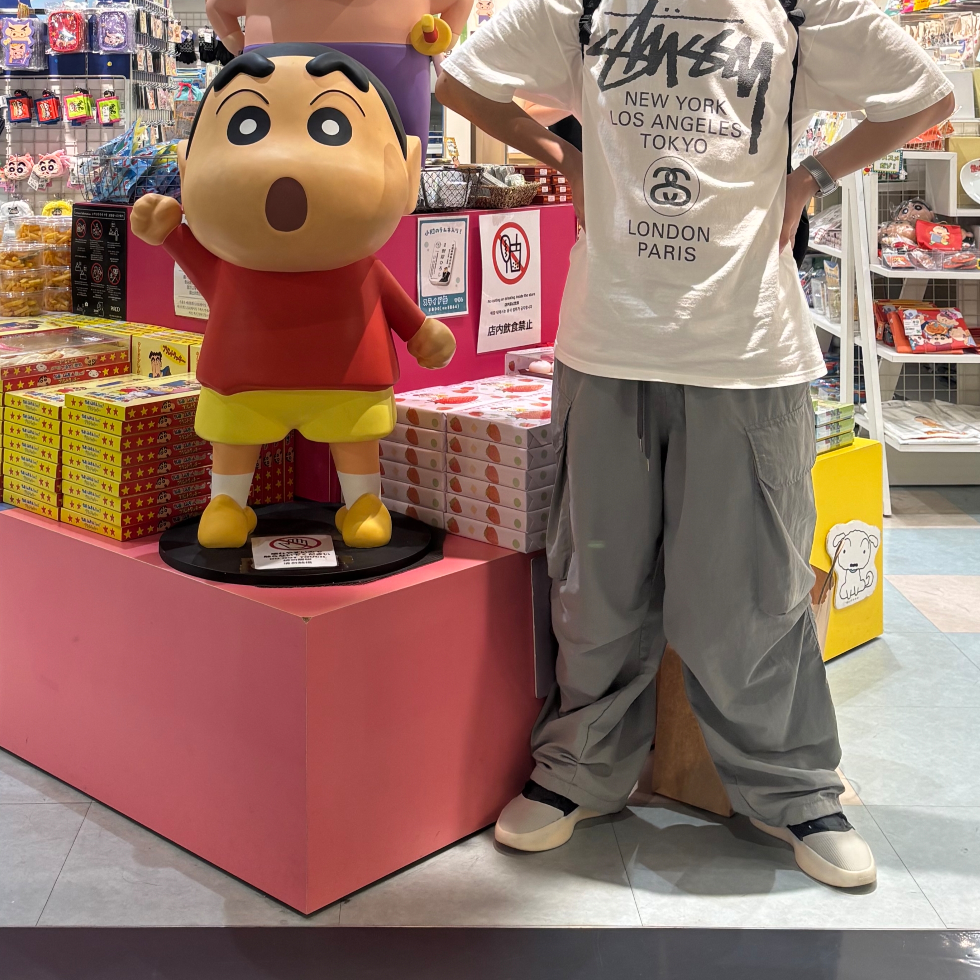 Stussy World Tour T-Shirt White 2023, Adidas x Fear of God Athletics I Basketball Carbon Sesame 착용 스타일