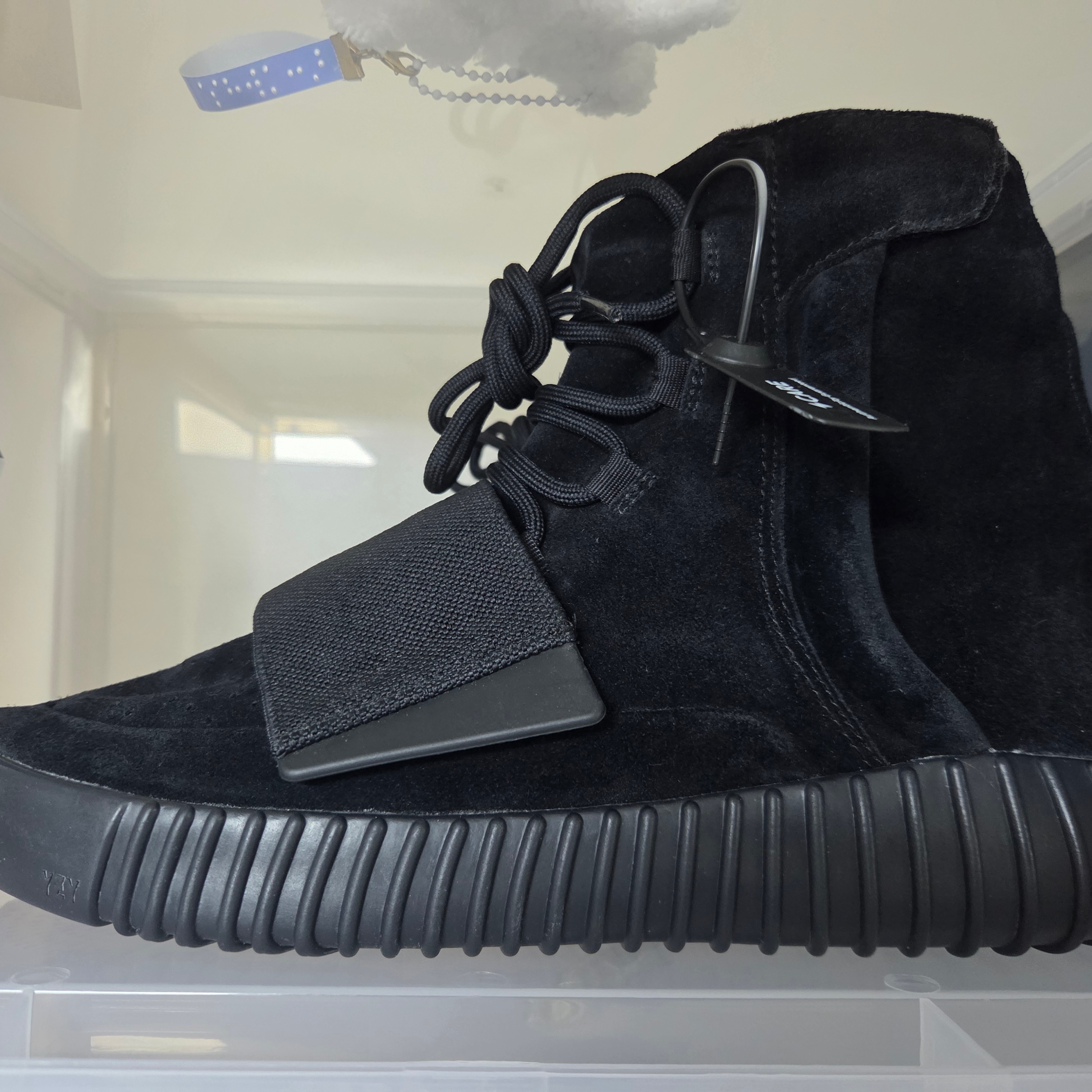 Adidas Yeezy Boost 750 Triple Black 착용 스타일