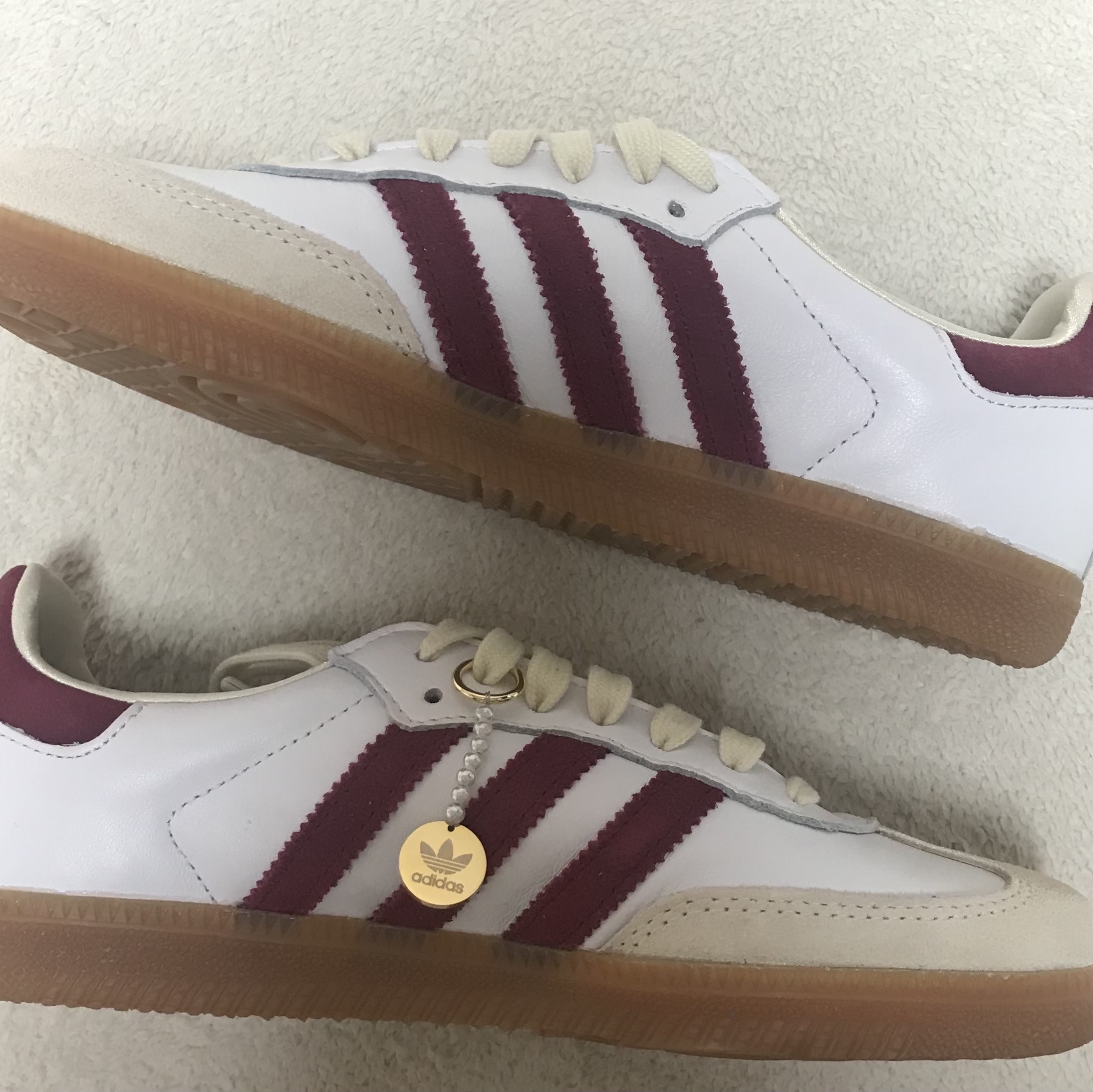 Adidas x Sporty & Rich Samba OG Cloud White Collegiate Burgundy 착용 스타일