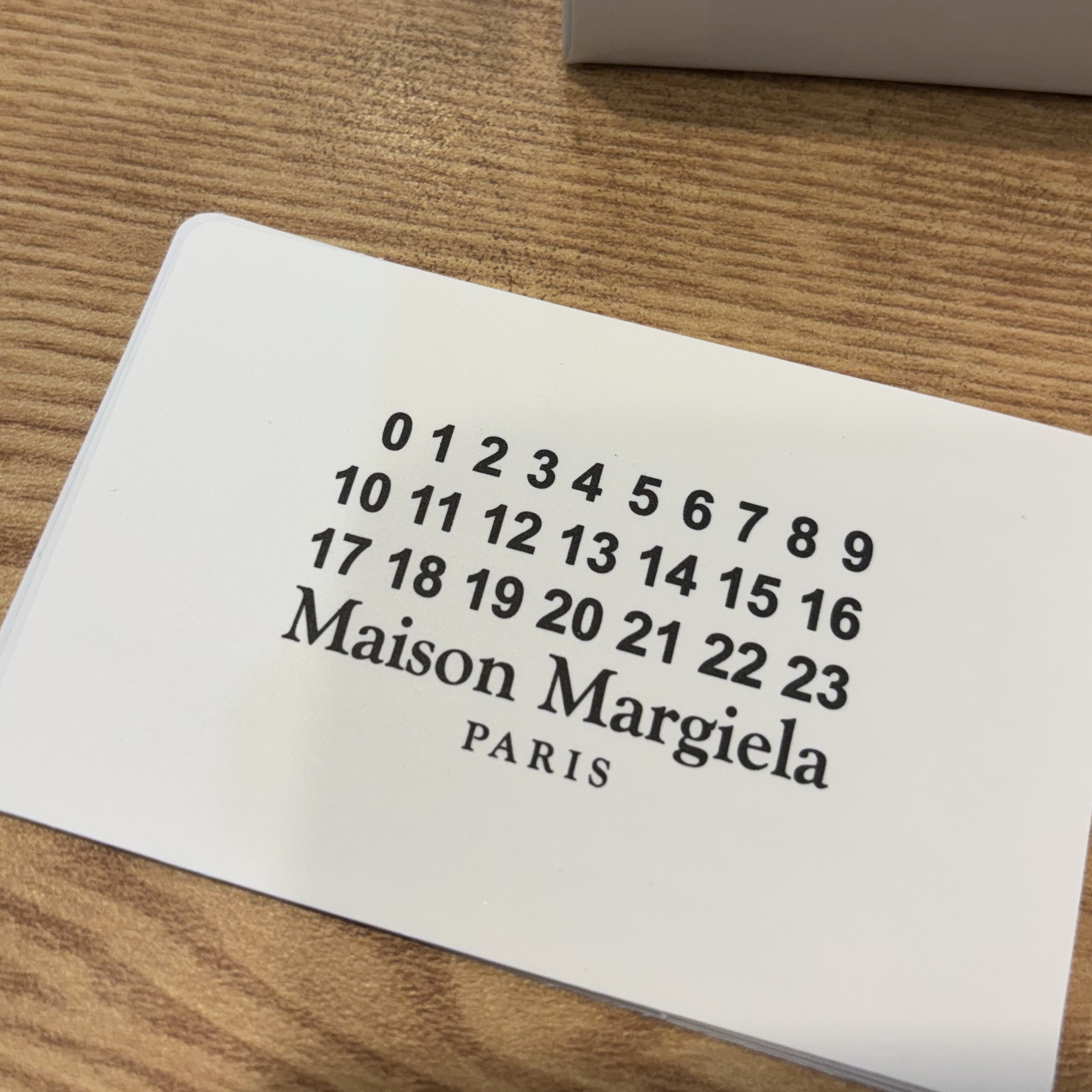 Maison Margiela Four Stitch Card Holder Black 착용 스타일 - 2