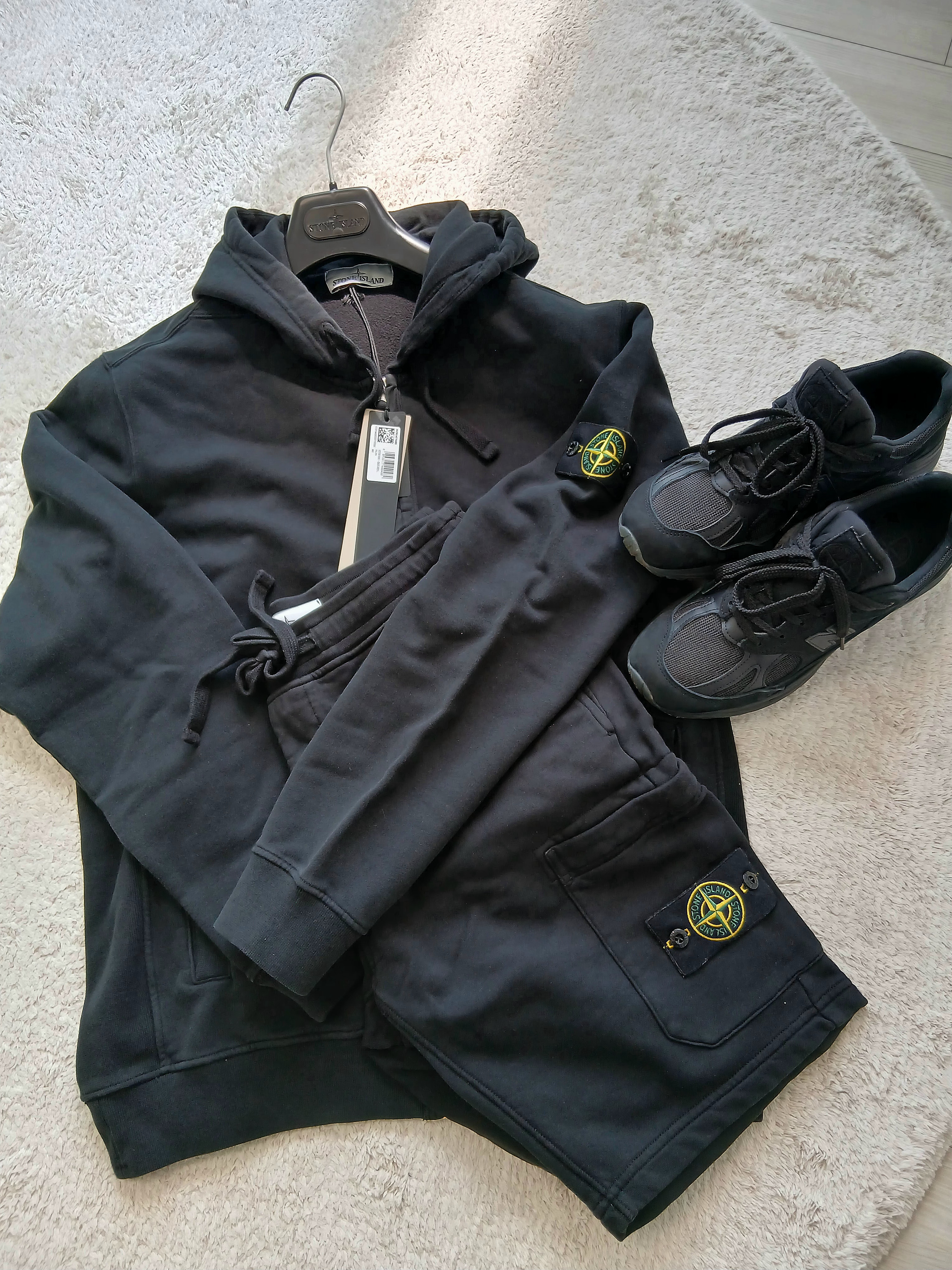 Stone Island 6100067 Brushed Organic Cotton Fleece Regular Fit Hooded Zip Up Sweatshirt with Pockets Navy Blue - 25FW, Stone Island 6200012 Organic Cotton Fleece Pocket Details Cargo Bermuda Shorts Black - 25SS 착용 스타일 - 1